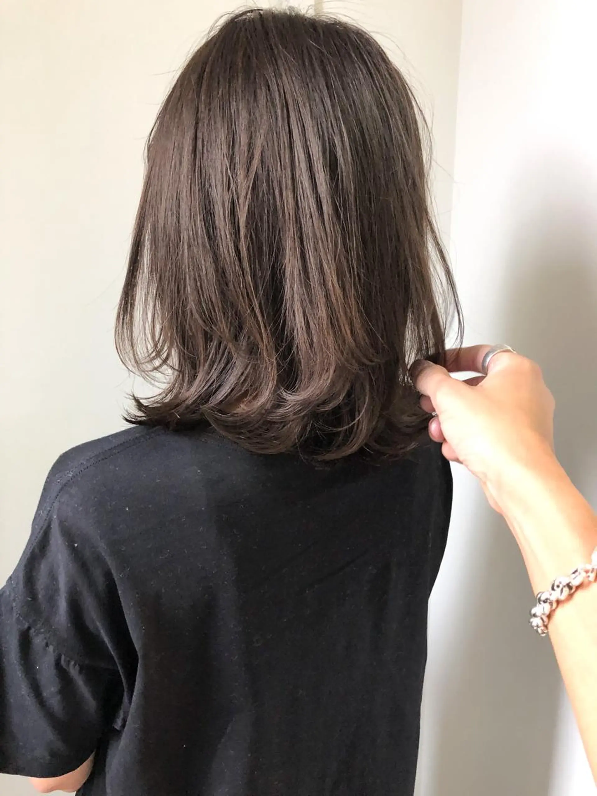 ミディアム カラー アディクシーカラー アッシュ アッシュグレー アッシュグレージュ ベージュカラー ヘアカラー トリートメント 岡本康平/ボブ /ブリーチ/レイヤーのヘアスタイル