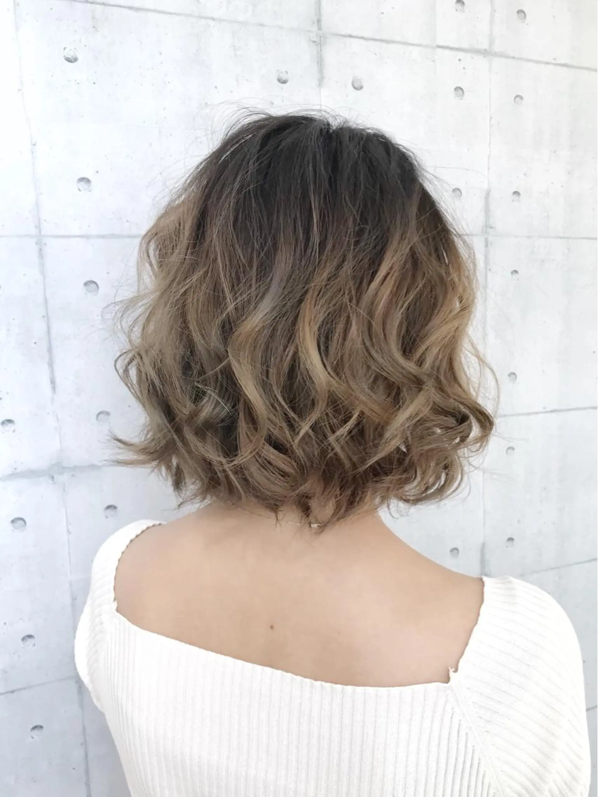 ショート カラー アッシュ アッシュグレー アッシュグレージュ ブリーチ グラデーションカラー 高木 麻知子のヘアスタイル