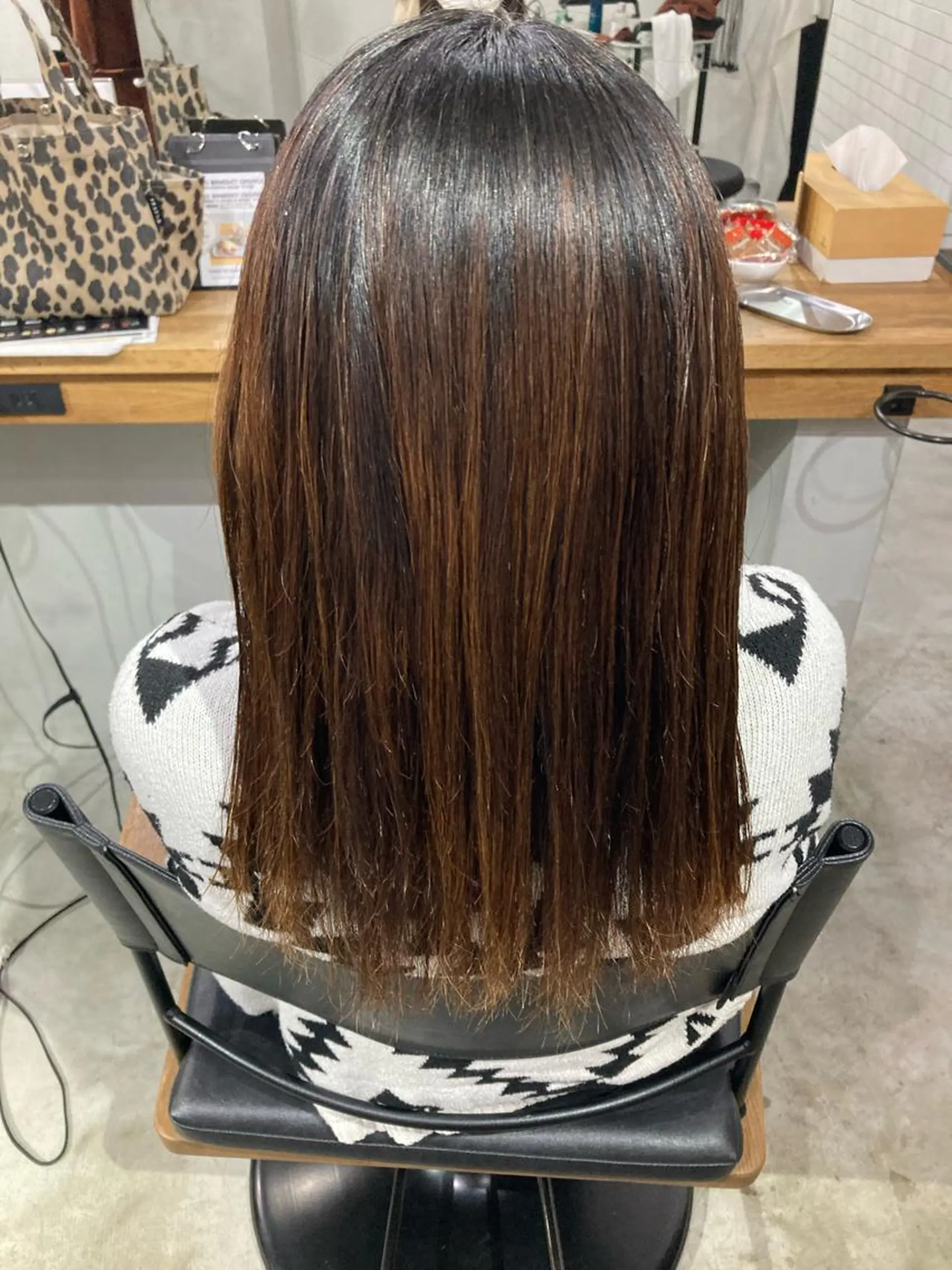 セミロング ATELIER ZIZI川井さくらのヘアスタイル