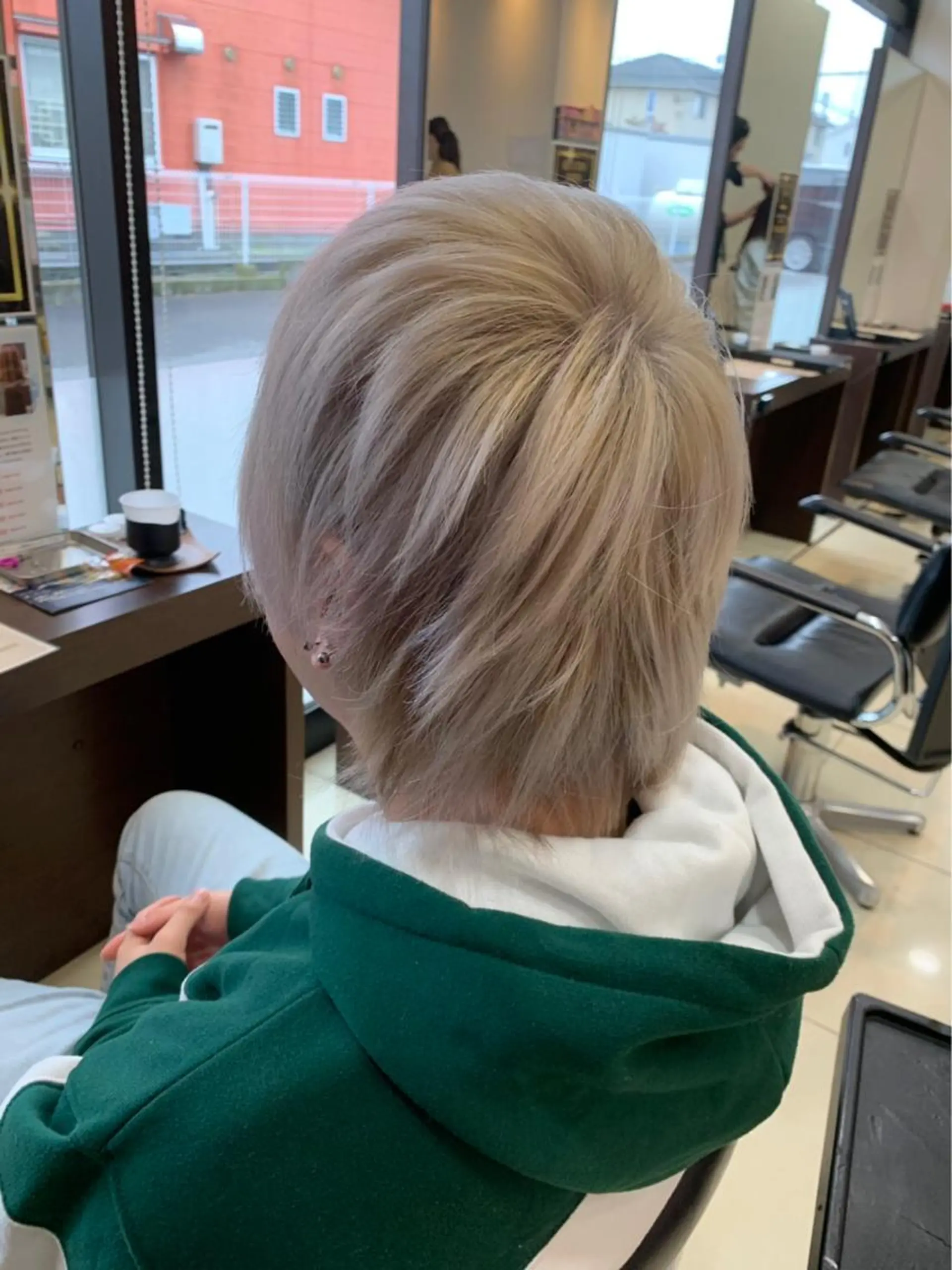 カラー メンズ ベージュカラー ホワイトベージュ OPERA 赤塚のヘアスタイル