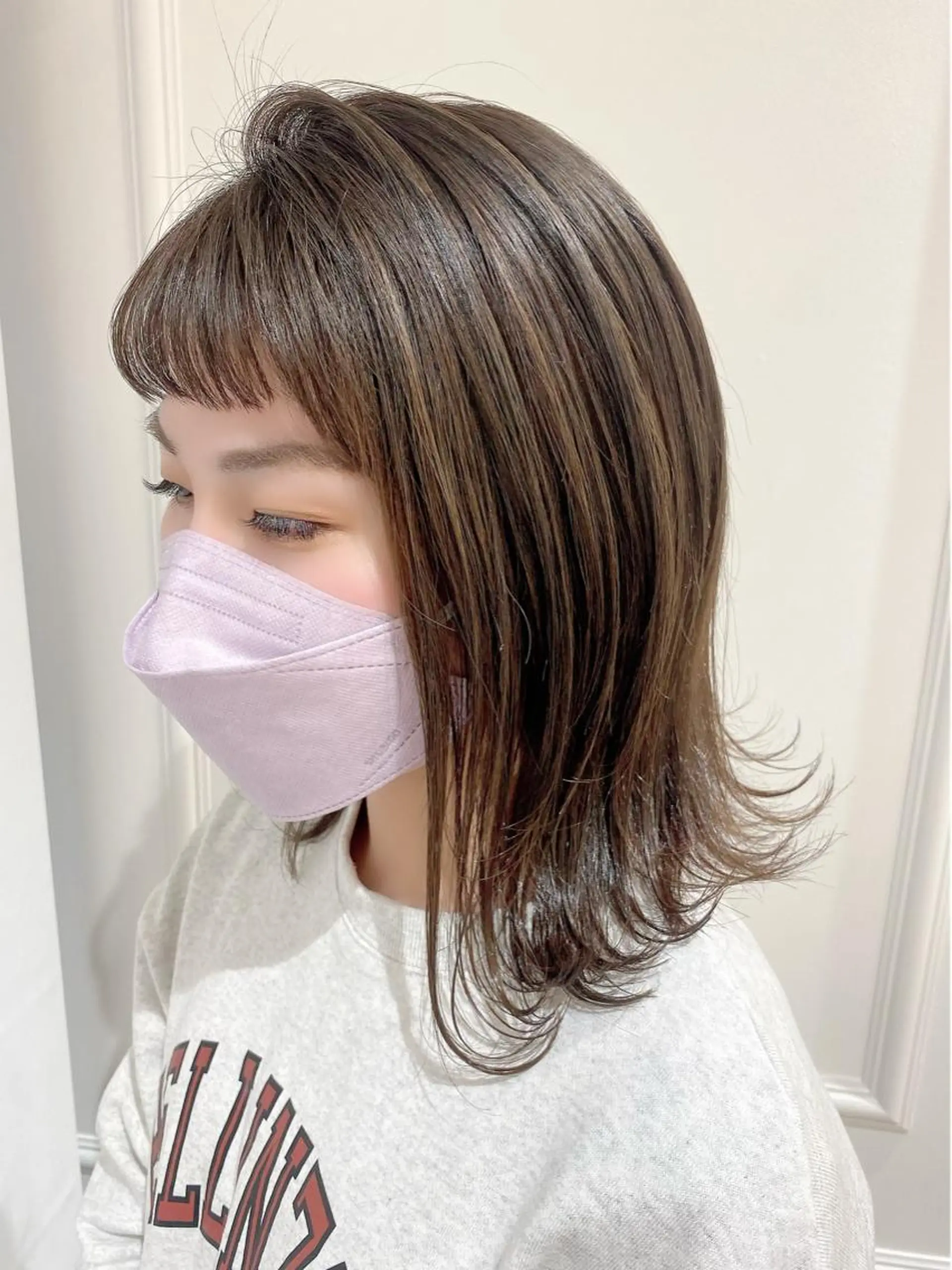 ミディアム カラー ベージュカラー ハイライトカラー オリーブベージュ 顔周りカット 伸ばしかけ ベージュ/インナー カラー🤍Rieのヘアスタイル