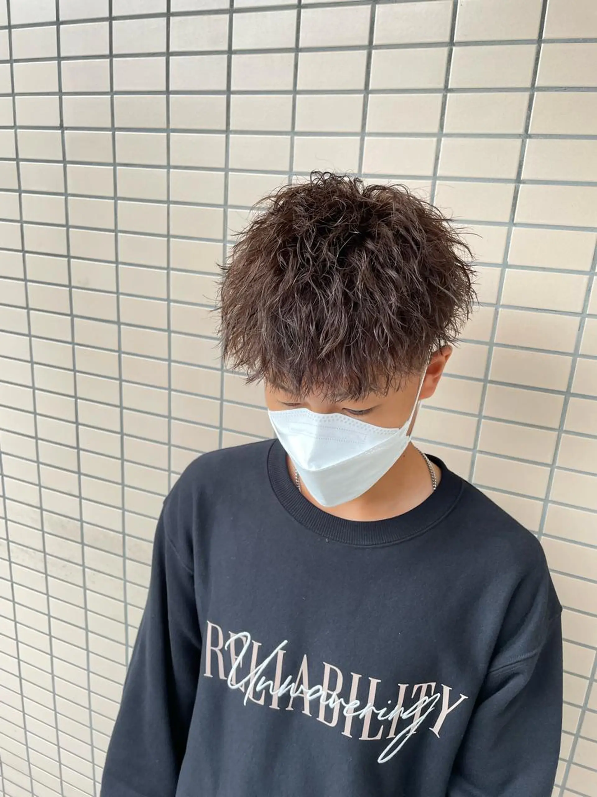 ショート カラー パーマ ヘアアレンジ メンズ アイブロウ センターパート メンズハイライト メンズハイトーン マッシュウルフ マッシュ カット パーマ トリートメント ヘッドスパ ヘアセット スパイキー/フェザー /波巻き/かいとのヘアスタイル