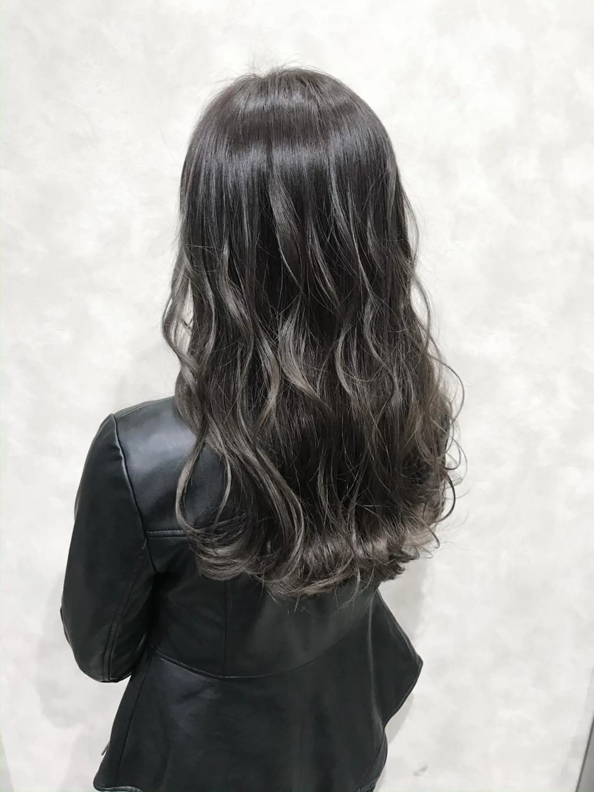 セミロング カラー アッシュ アッシュグレー アッシュグレージュ ベージュカラー ブリーチ カット ヘアカラー トリートメント Meena by urban所属・丹羽 隼人/髪質改善 /韓国ヘア🇰🇷のヘアスタイル