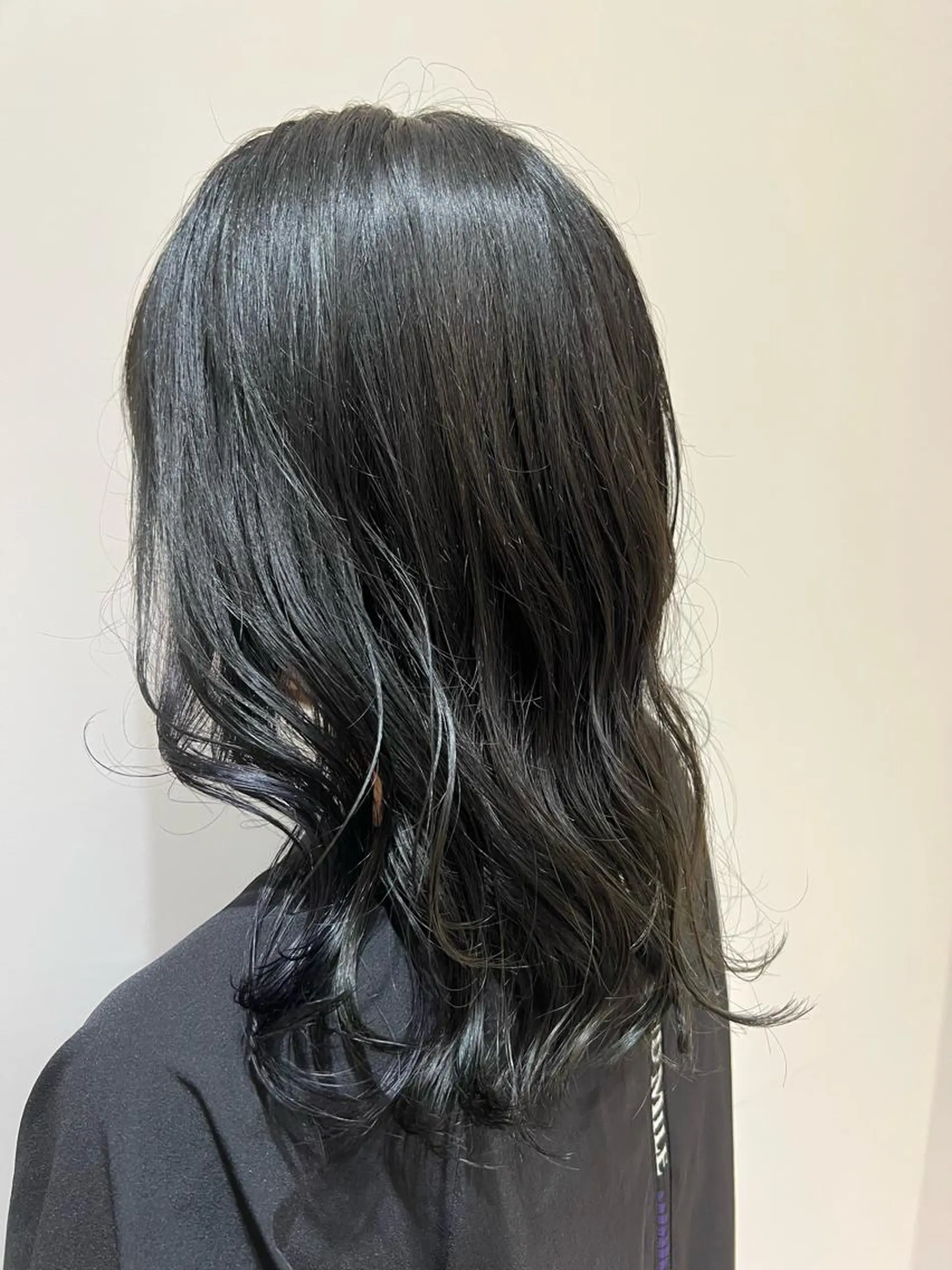 ミディアム カラー ヘアアレンジ ブルーカラー 暗髪カラー🫐パーマ おくだりんかのヘアスタイル