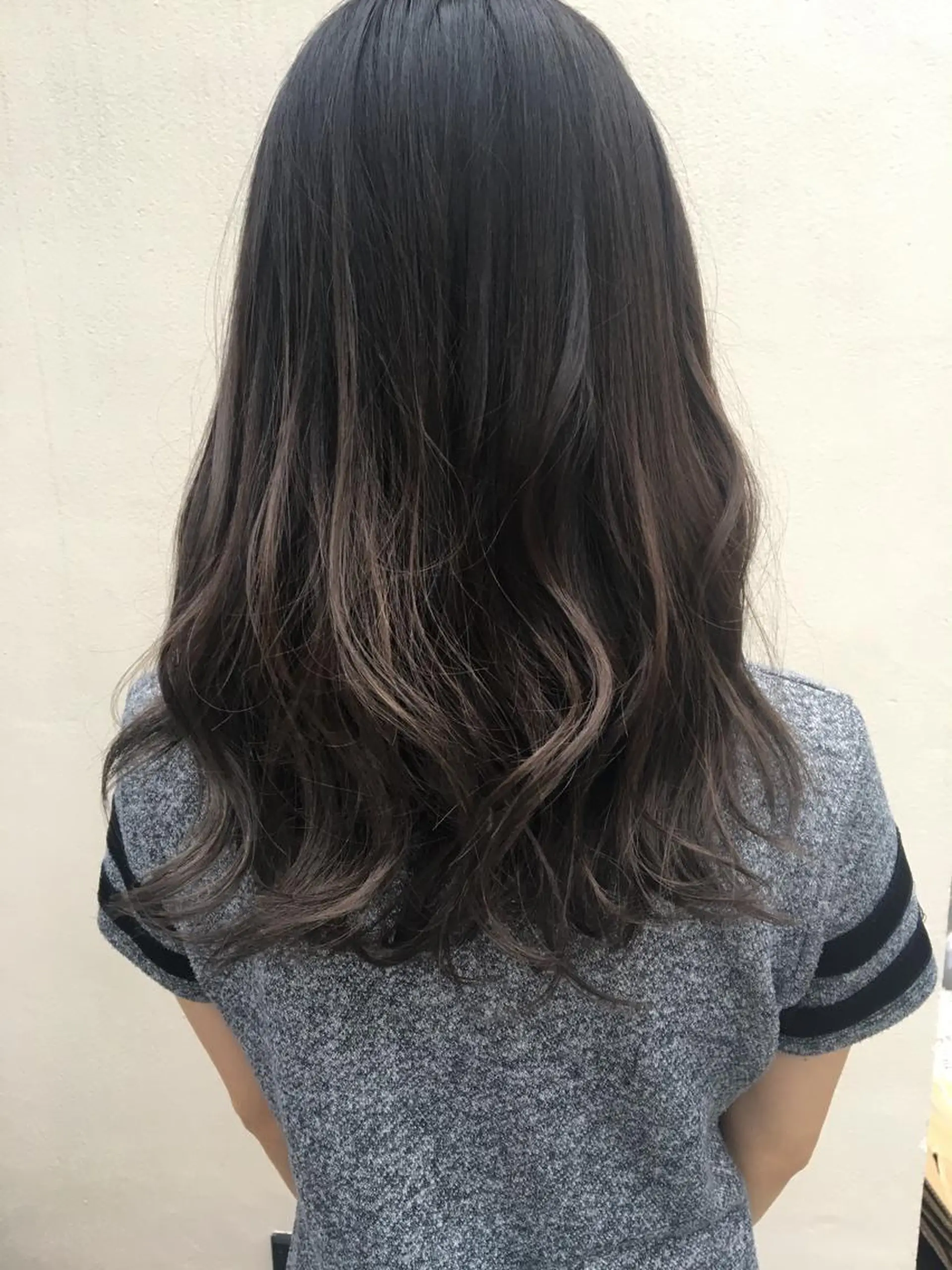 セミロング カラー THE DAY所属・AKI HASHIMOTOのヘアスタイル