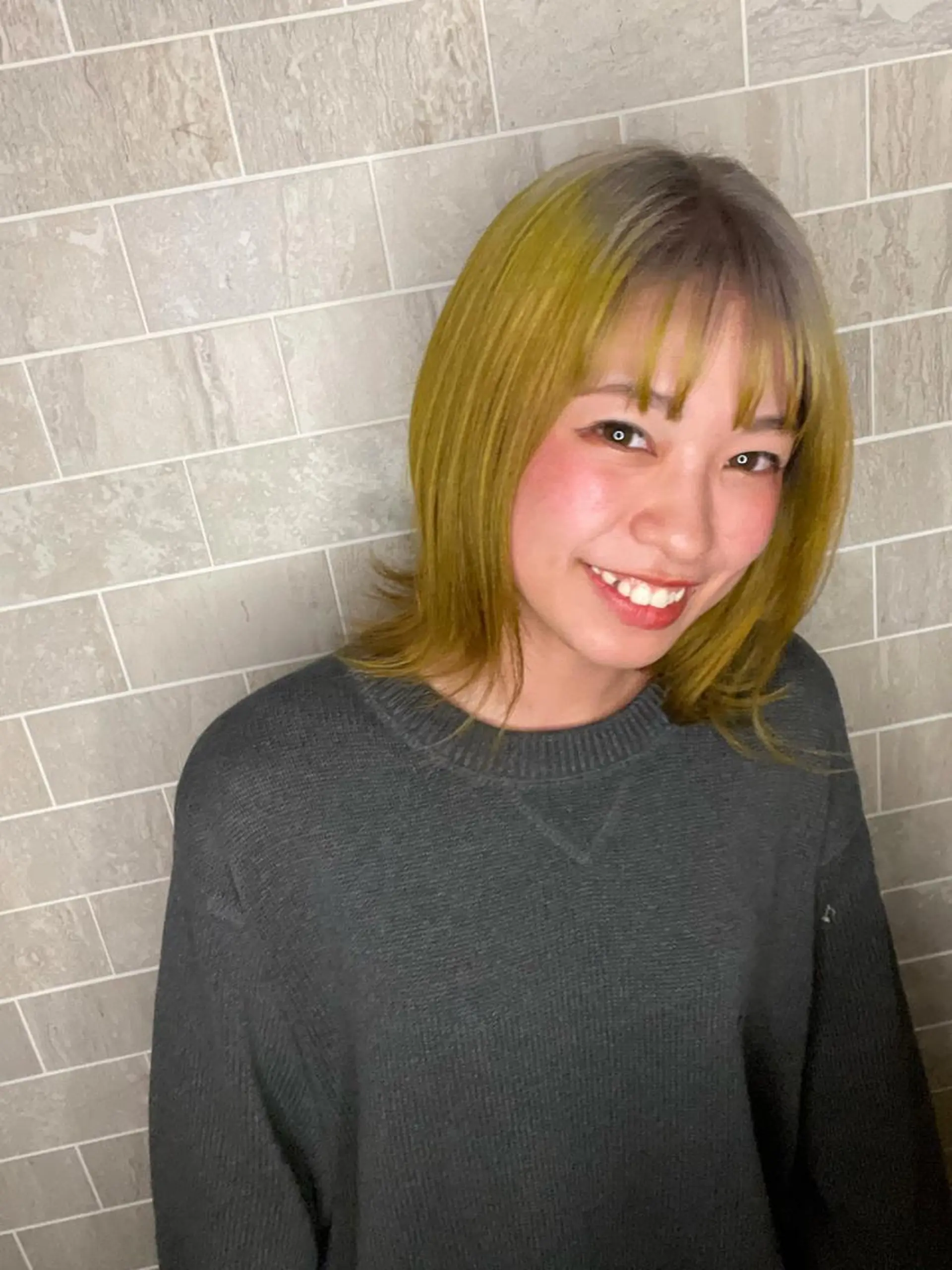 ミディアム 栗林 茉那のヘアスタイル