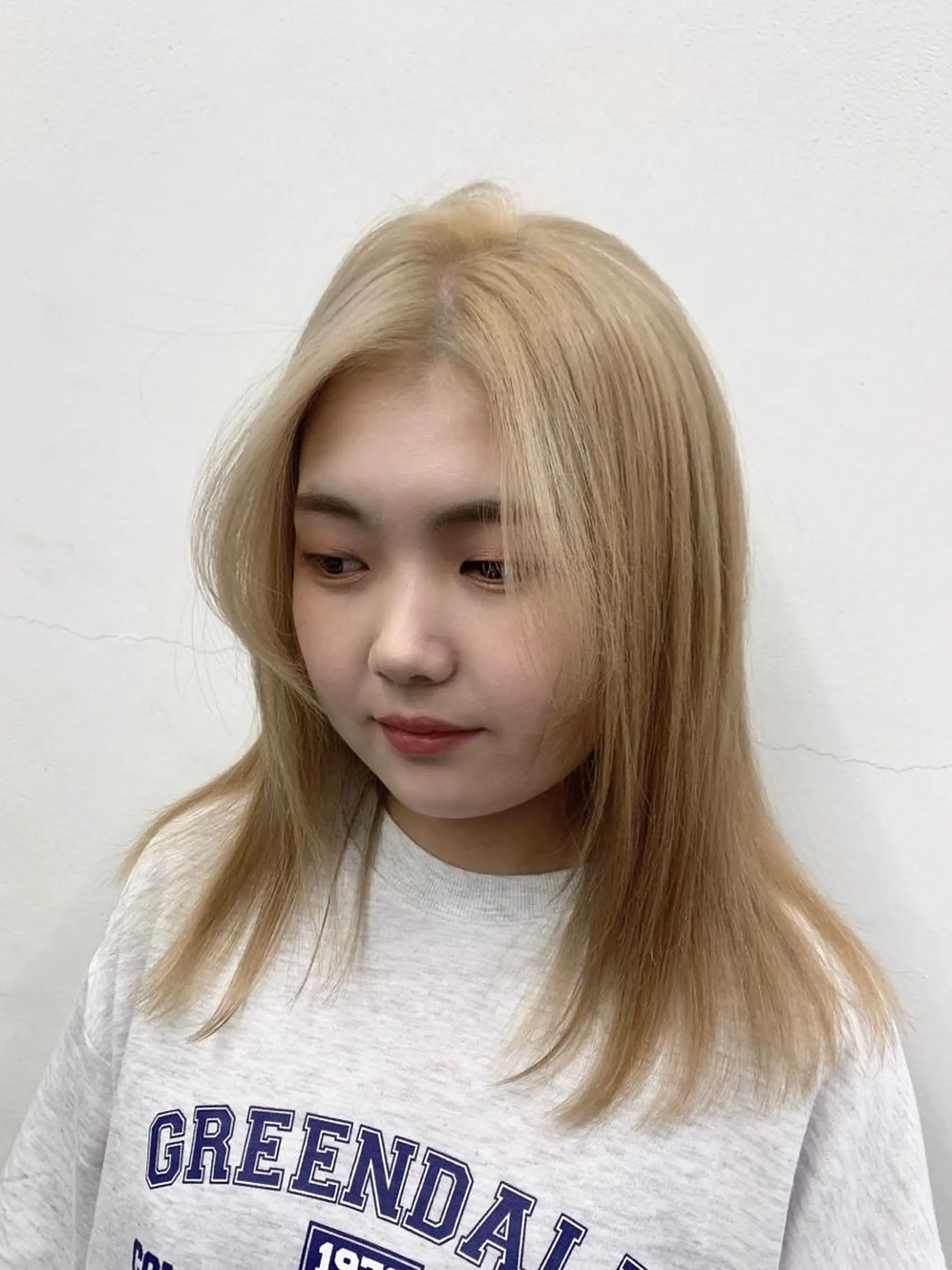 セミロング カラー ヘアアレンジ ブリーチ ブロンド ケアブリーチ ハイトーンカラー HARU//原宿🤍 リピート率NO.1のヘアスタイル