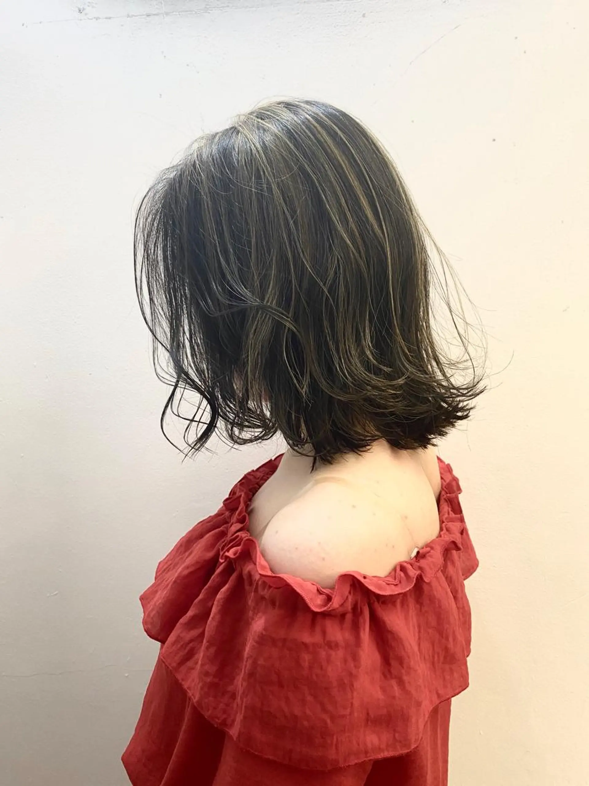 ショート カラー ブリーチ ケアブリーチ デザインカラー グレージュ ハイライトカラー カット ヘアカラー トリートメント 艶髪カラー&ウルフ フルカワ ヒロズミのヘアスタイル