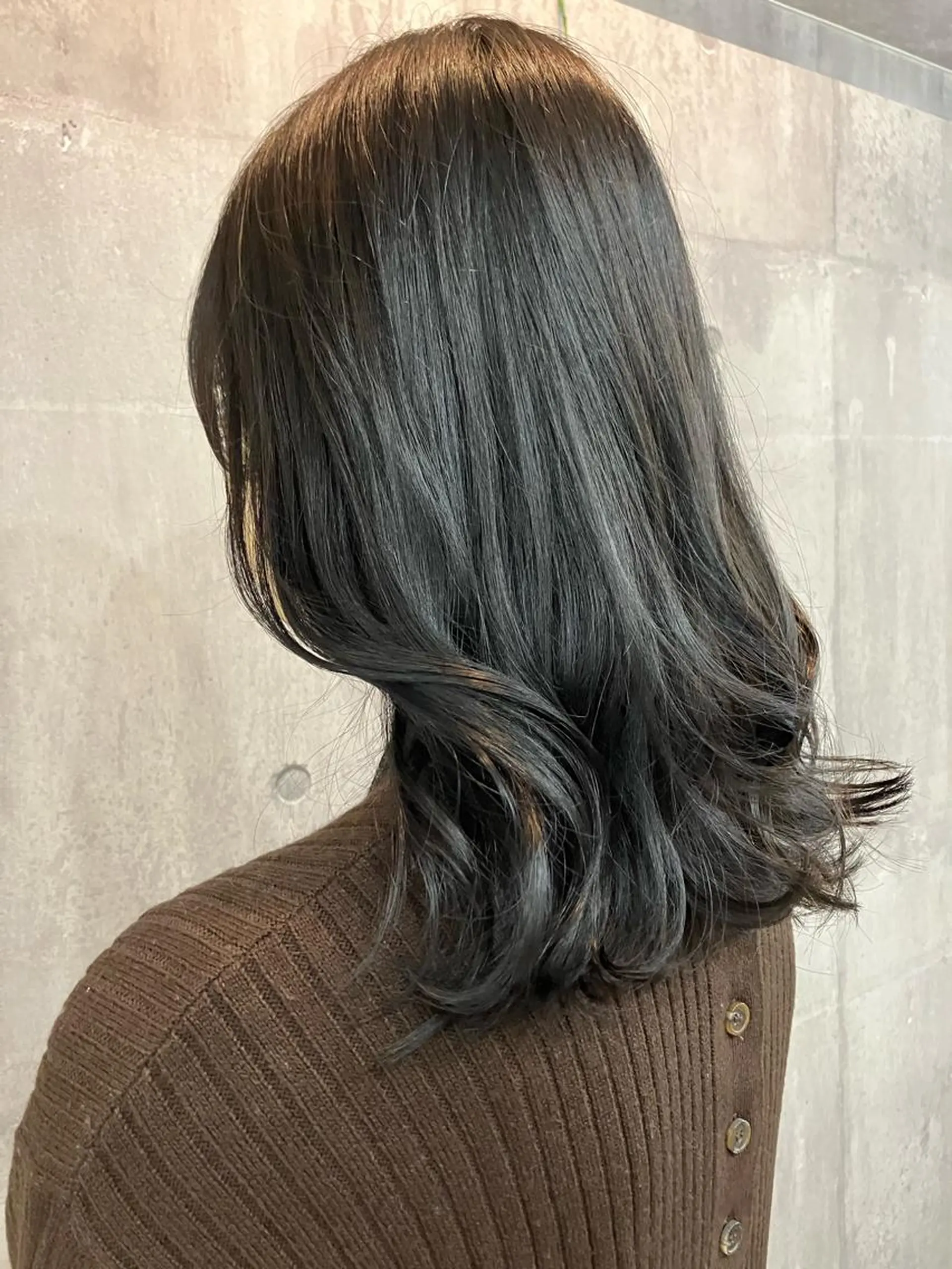 セミロング カラー アディクシーカラー グレージュ イルミナカラー 顔周りカット 韓国風ヘア HAIR BASE ZAWAWA所属・レイヤー/ブリーチ｜ 特殊パーマ/赤澤のヘアスタイル