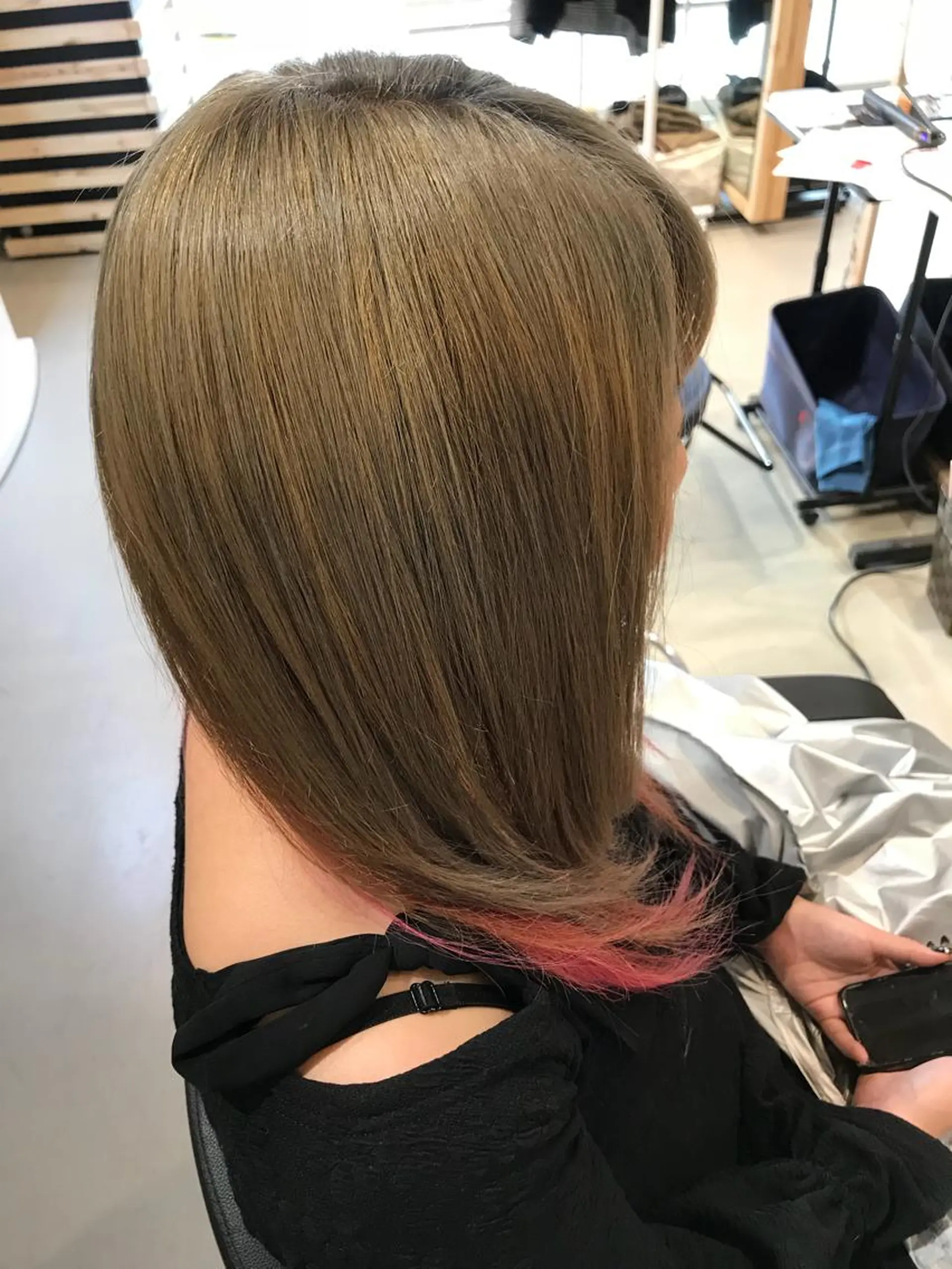 セミロング カラー アッシュ ブリーチ ミルクティーアッシュ ピンクカラー ヘアカラー 大久保 隆蔵のヘアスタイル