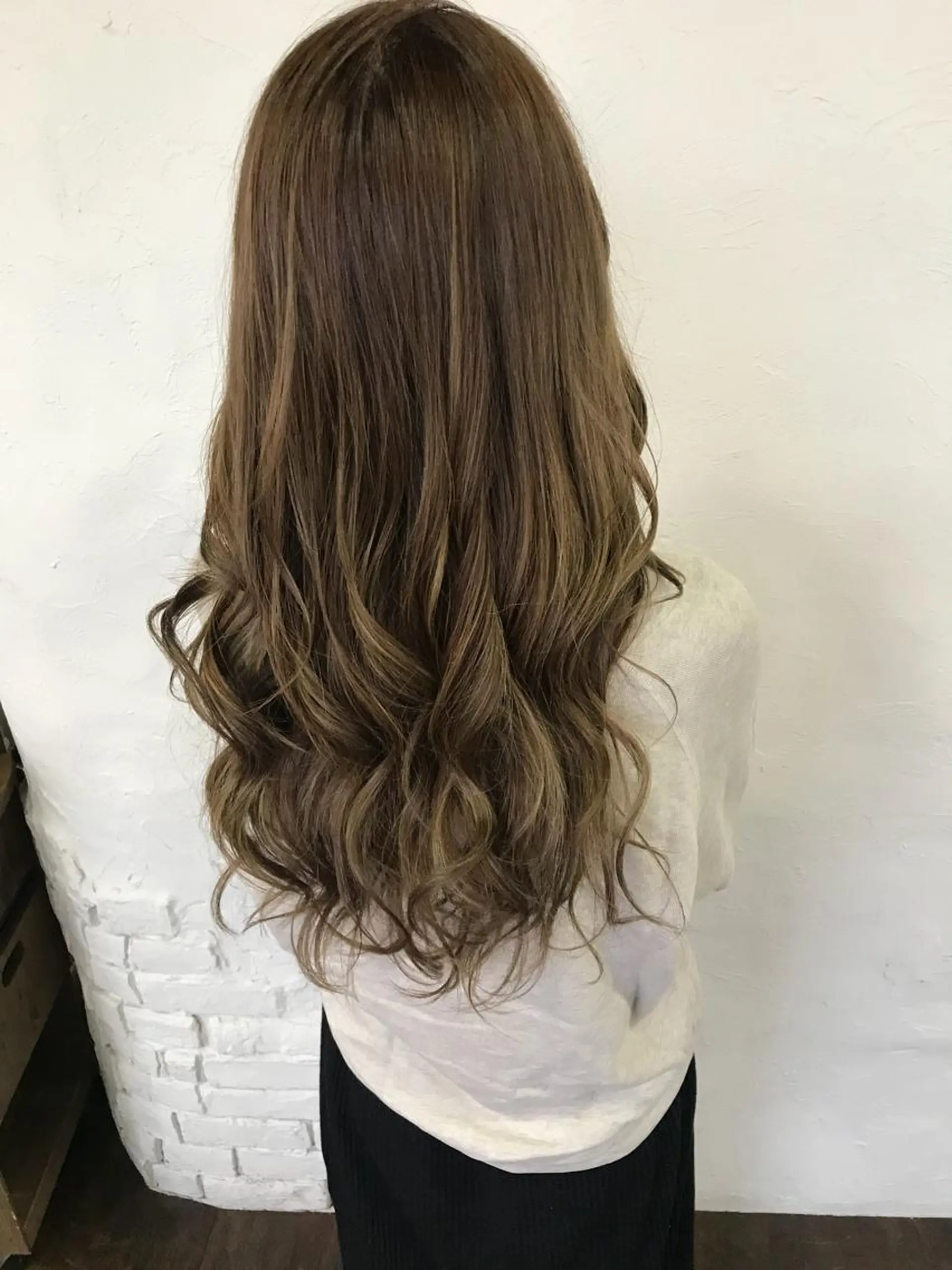 ロング カラー アッシュ ハイライトカラー ミルクティーアッシュ ハイライト 伊藤 優希のヘアスタイル