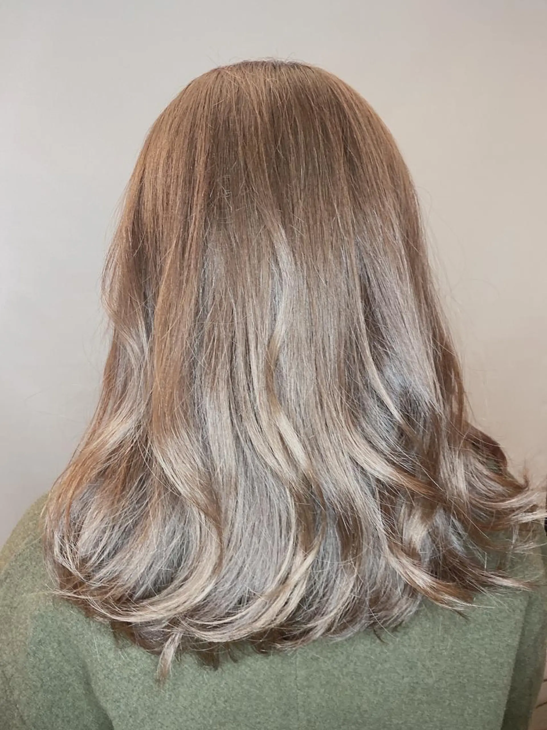 セミロング SHINKA所属・小倉 愛のヘアスタイル