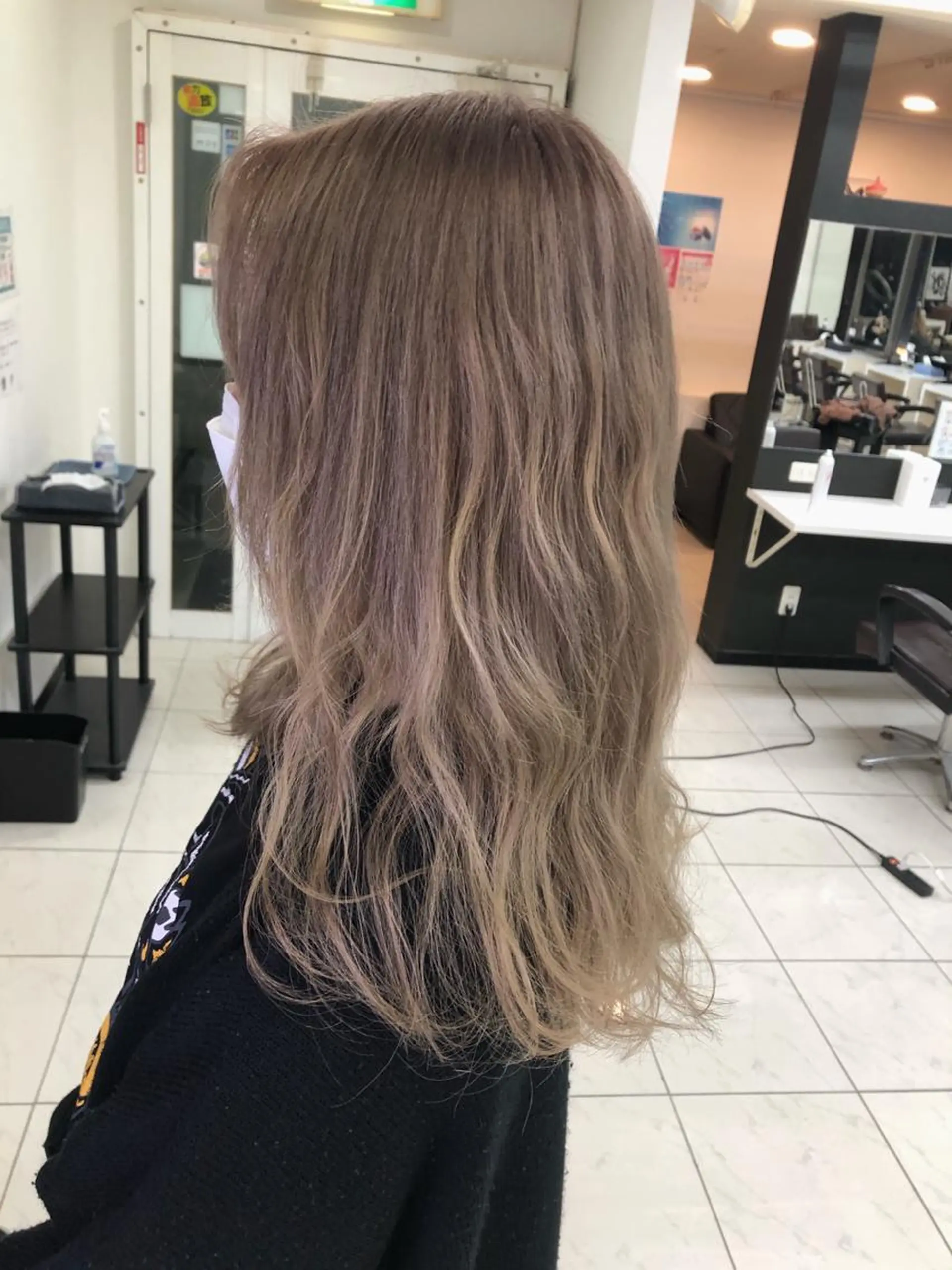 ロング カラー 有人/バレイヤージュ /シャドールーツのヘアスタイル