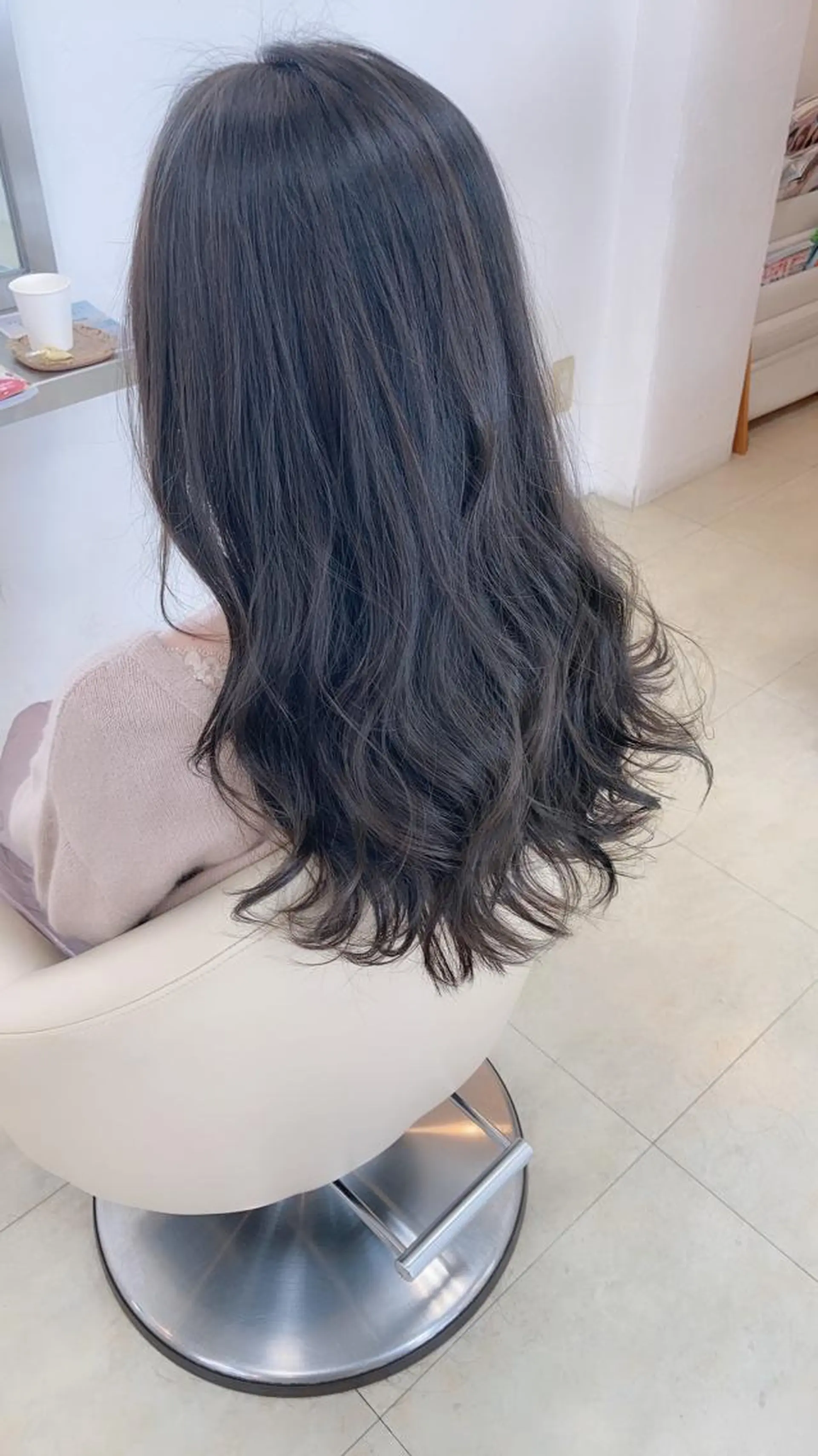 ロング カラー グレージュ 浅岡 のどかのヘアスタイル