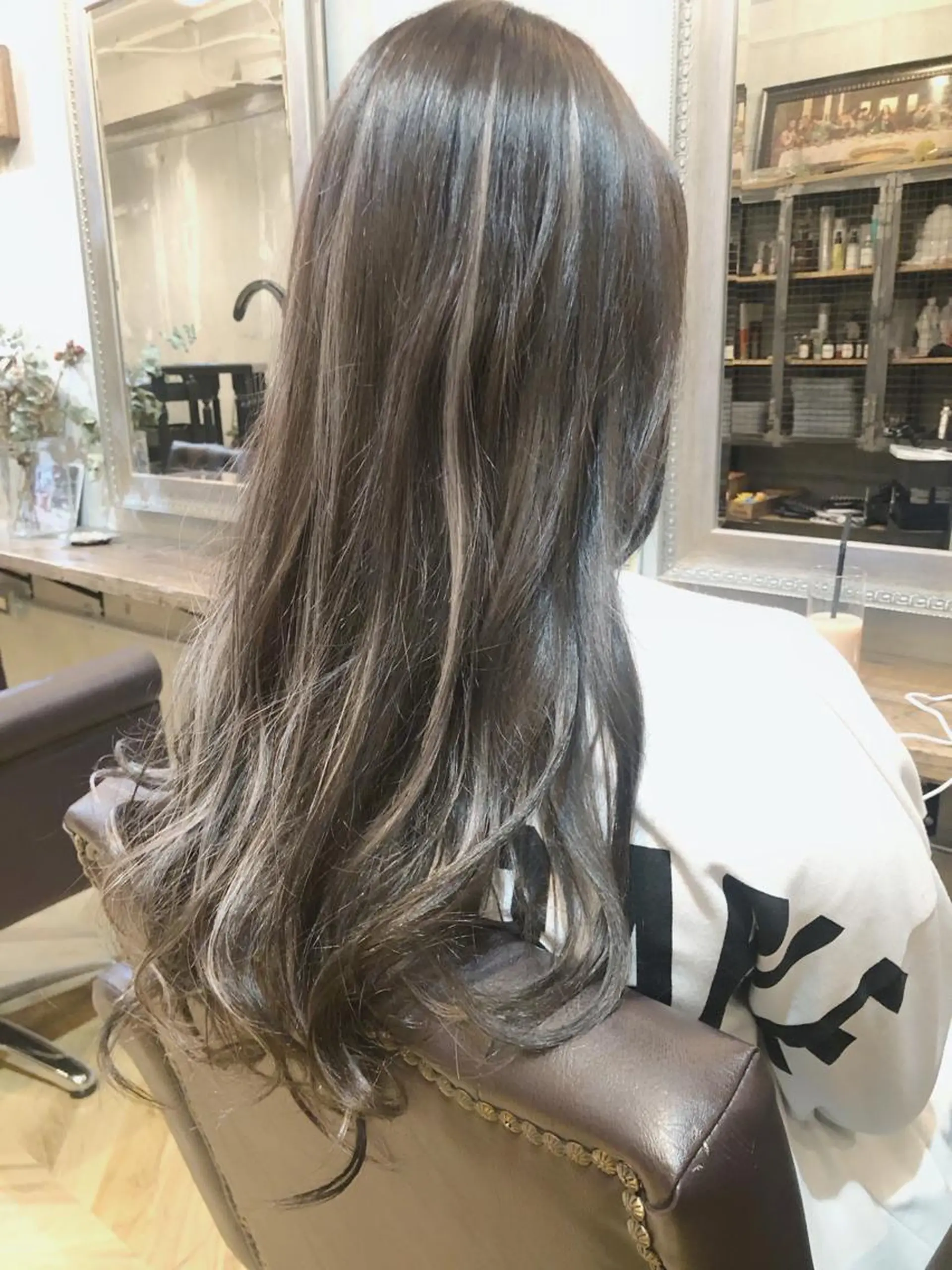 ロング カラー アッシュ アッシュグレー ハイライトカラー ハイライト カット ヘアカラー エクステ エクステ指名No.1 【店長】橘田のヘアスタイル