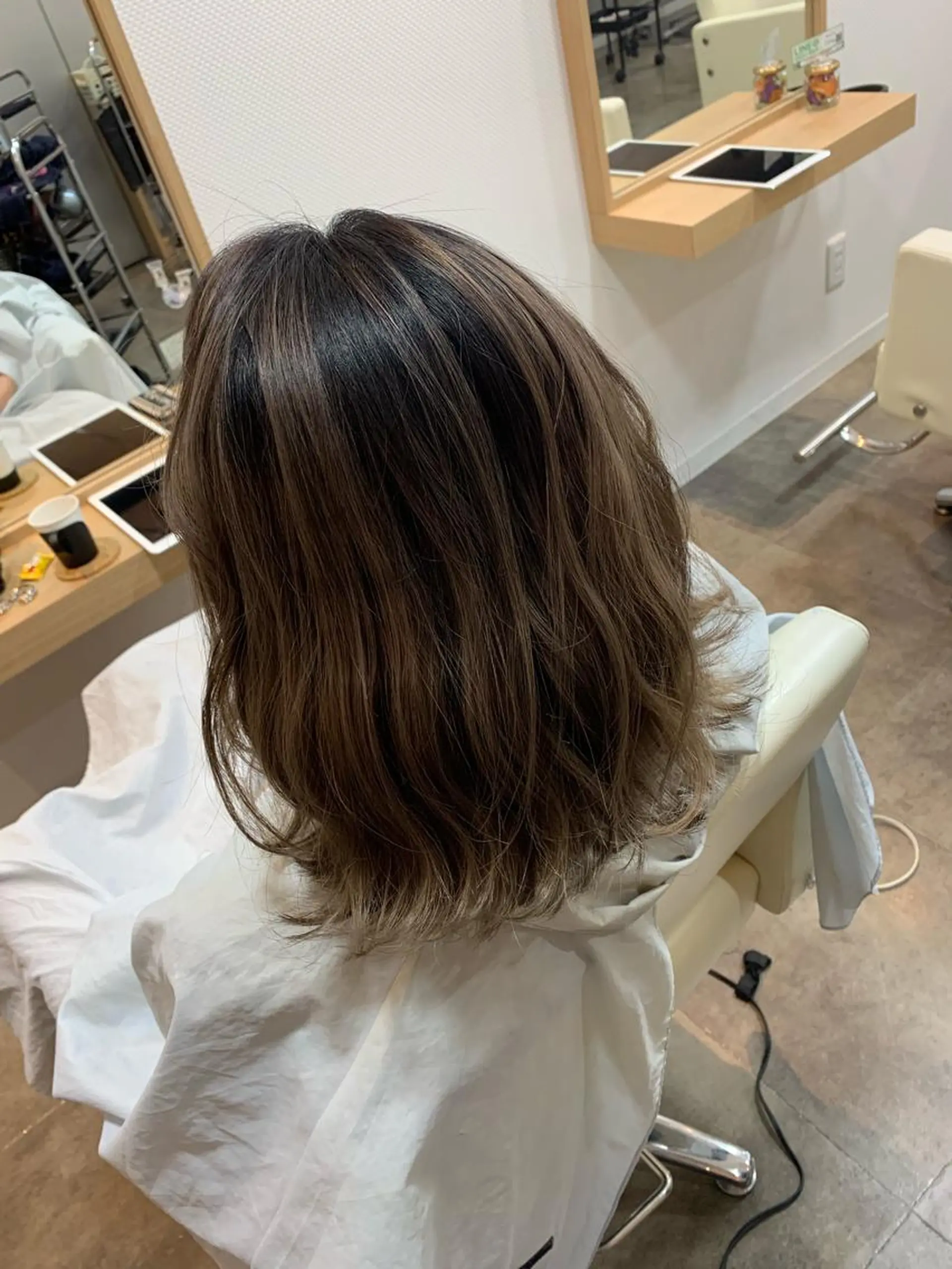 ミディアム カラー ブリーチ かきあげバング 透け感✨ダメージレス カラーHana🤍のヘアスタイル