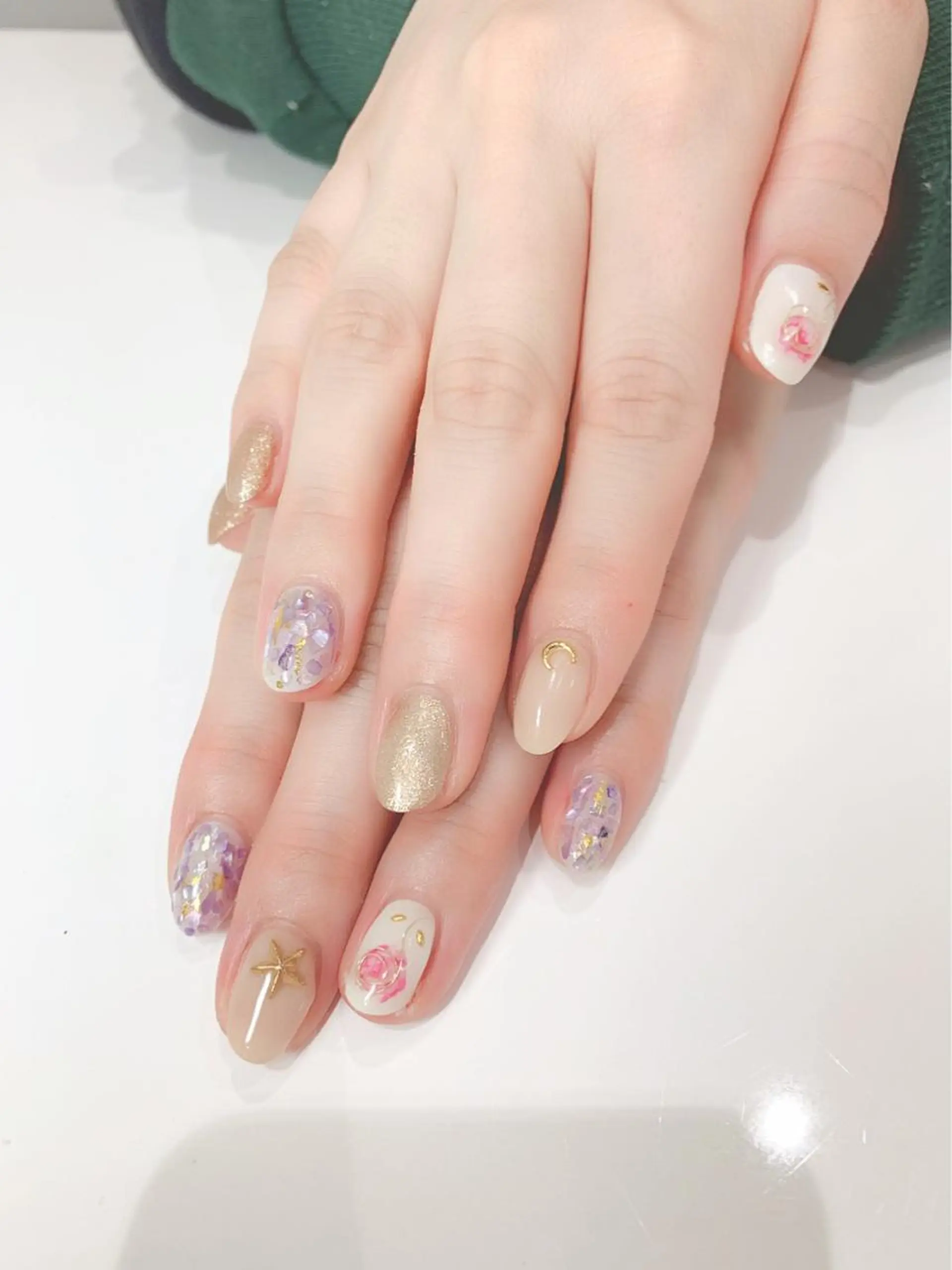 ネイル 指名支持率NO.1 スタイリストのヘアスタイル