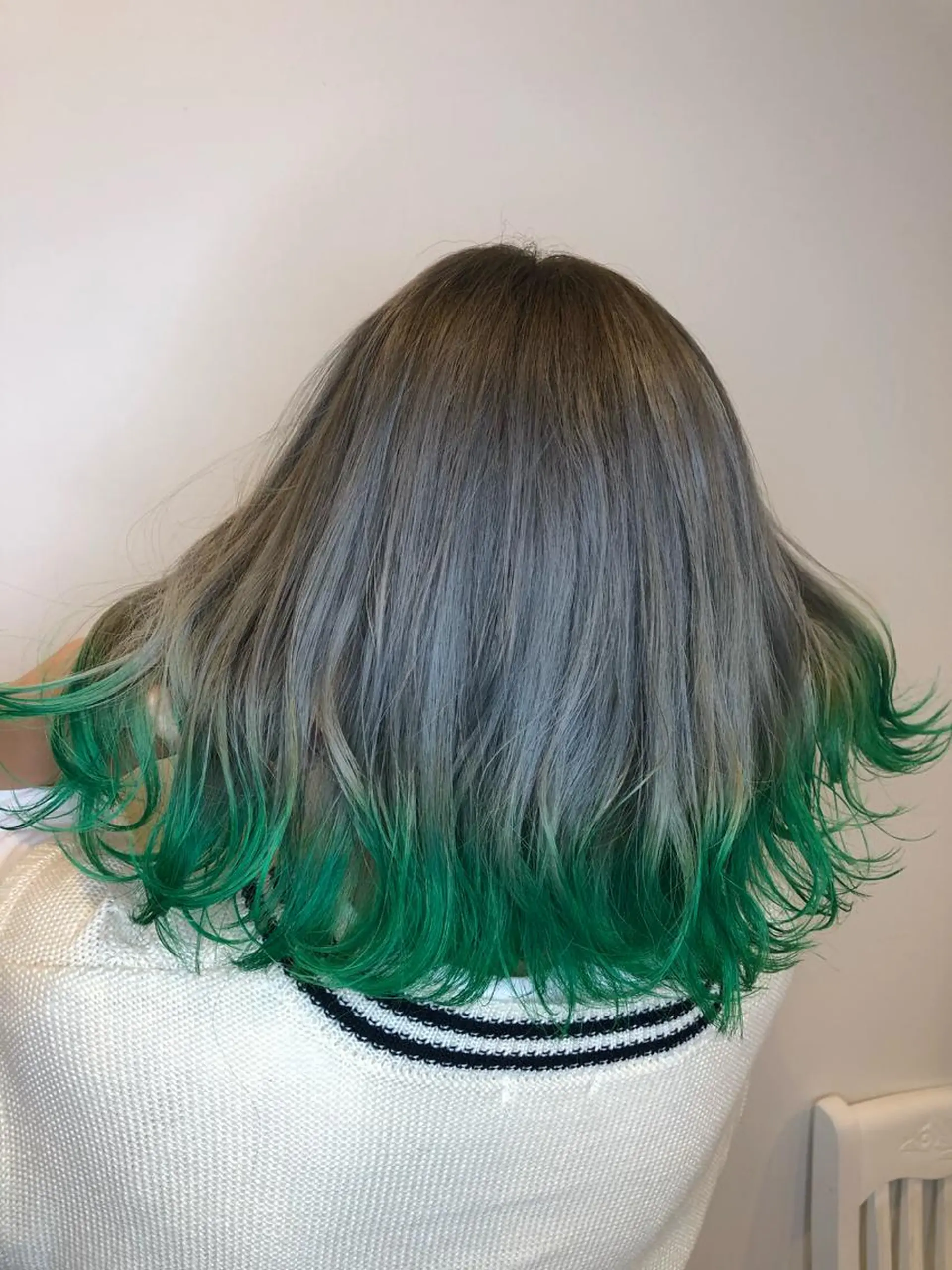 ミディアム カラー シルバー ハイライト/ブリーチ バレイヤージュ関佳祐のヘアスタイル