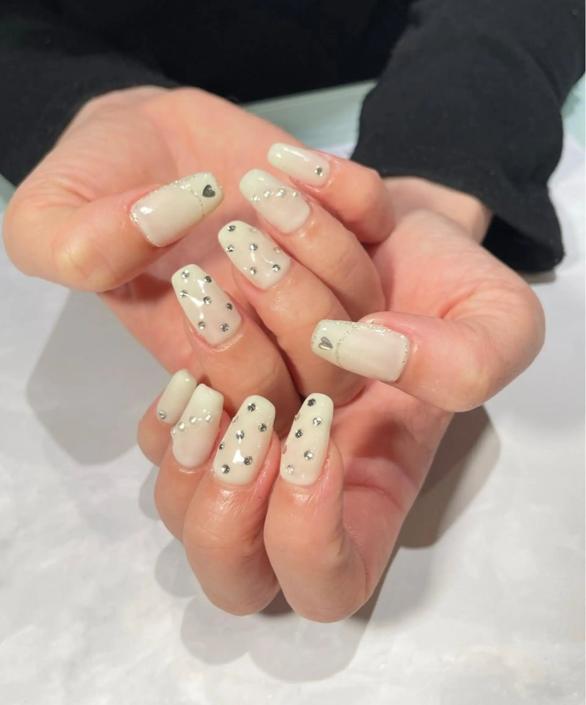 ネイル スカルプネイル ストーンネイル ホワイト nail salon CIELのネイルデザイン