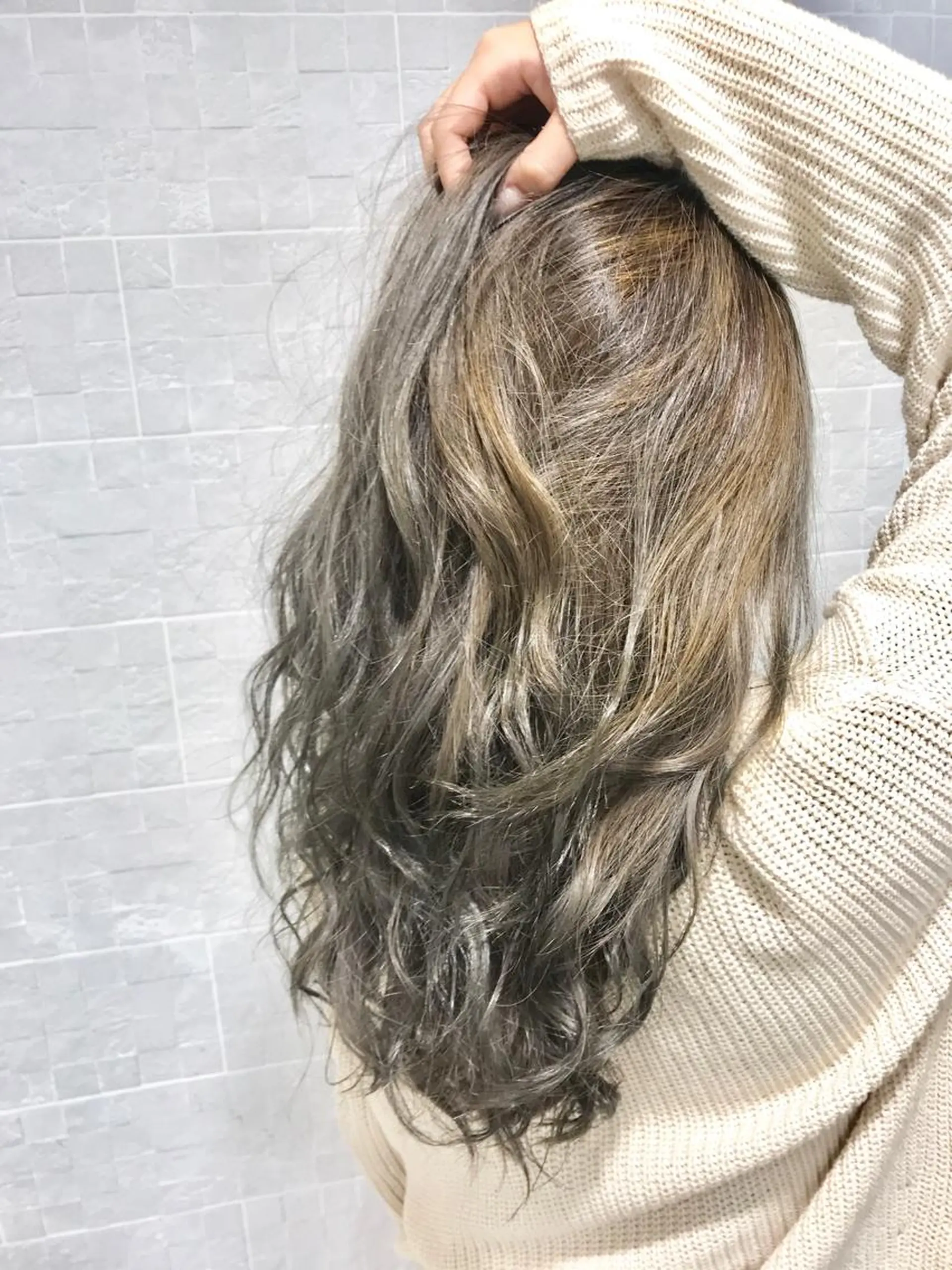 ロング カラー アッシュ イルミナカラー ホワイトアッシュ Elissumeda所属・ブリーチ特化 梅田本多翔のヘアスタイル