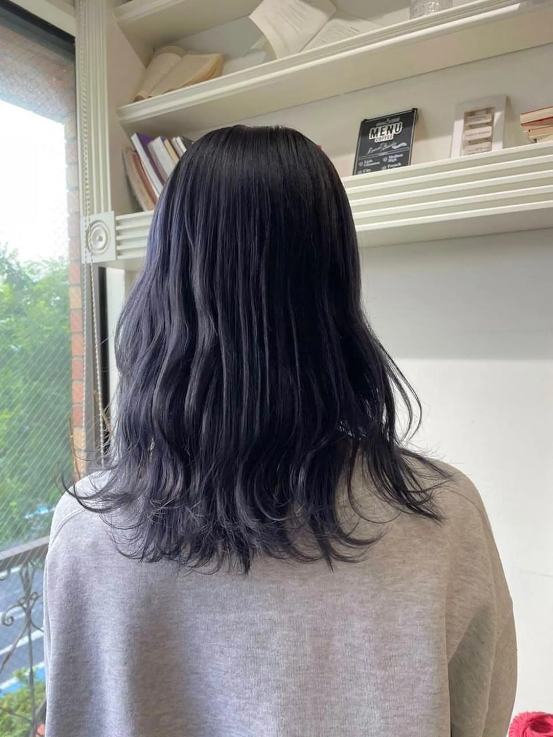 カラー ブルーカラー ブルーラベンダー ラベンダーカラー ヘアカラー 森田翔斗 顔周りレイヤーのヘアスタイル