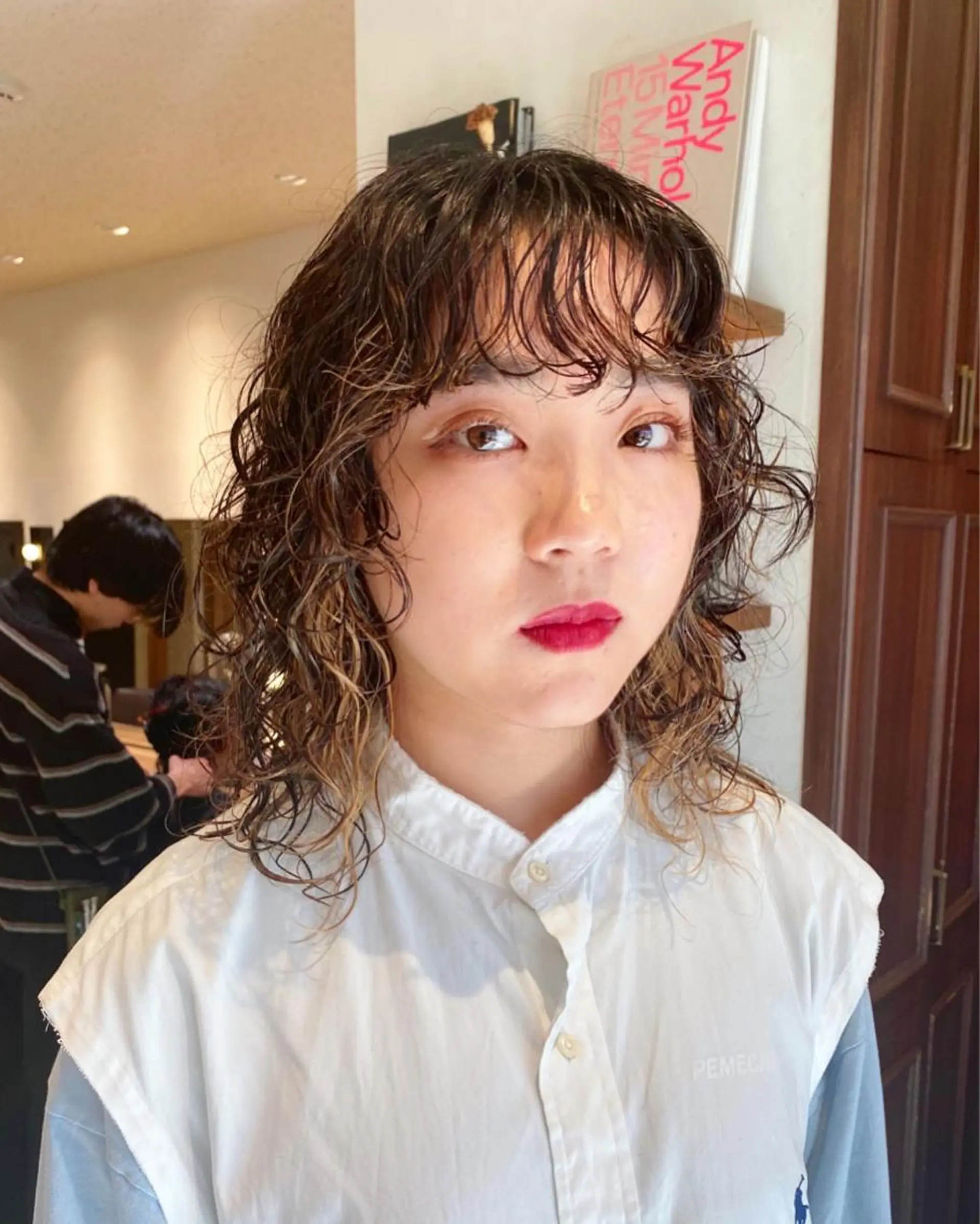 ミディアム カット パーマ azu ブリーチダブルカラーのヘアスタイル