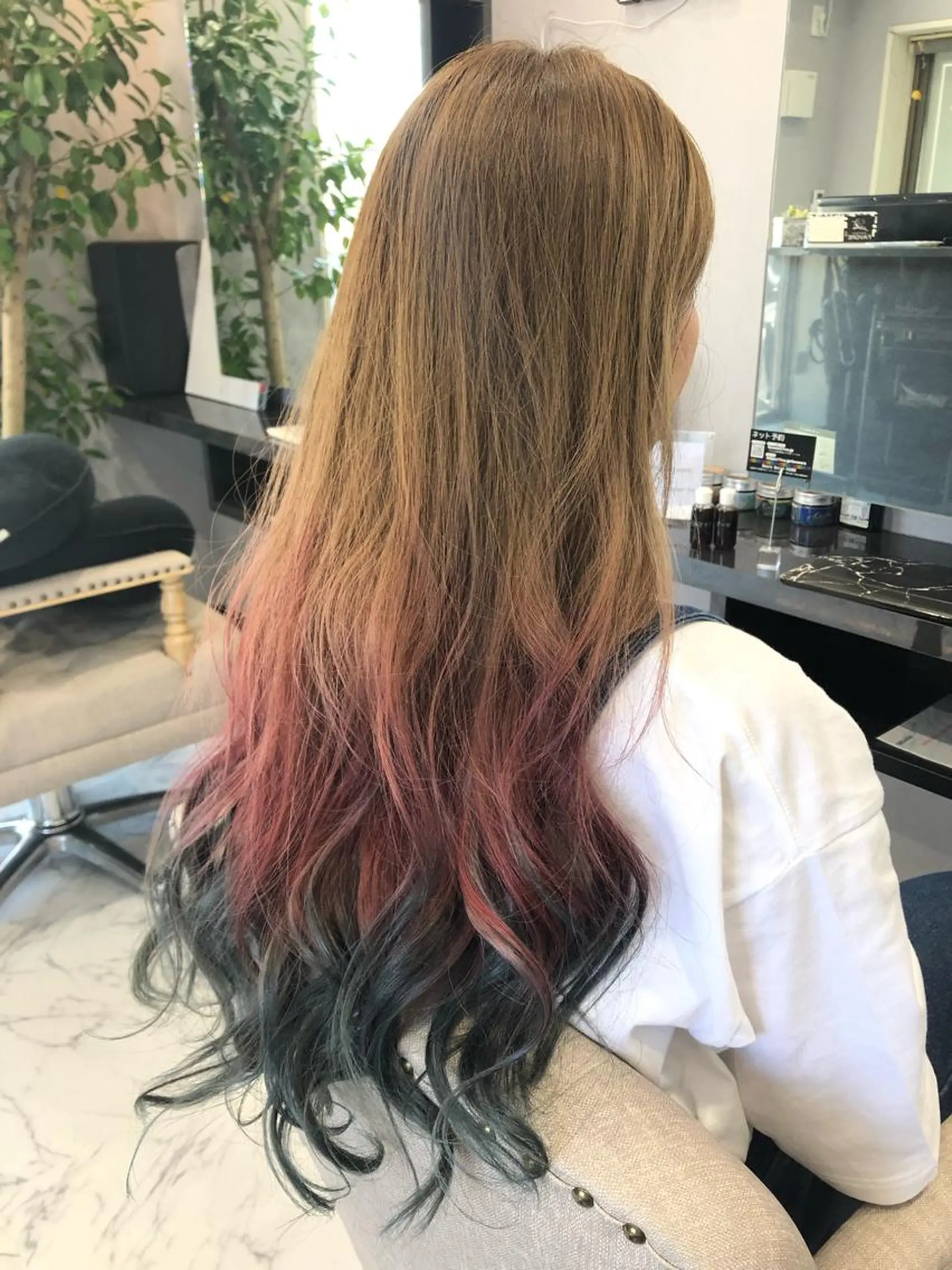 ロング カラー ヘアカラー FAVORE 【ファヴォーレ】のヘアスタイル