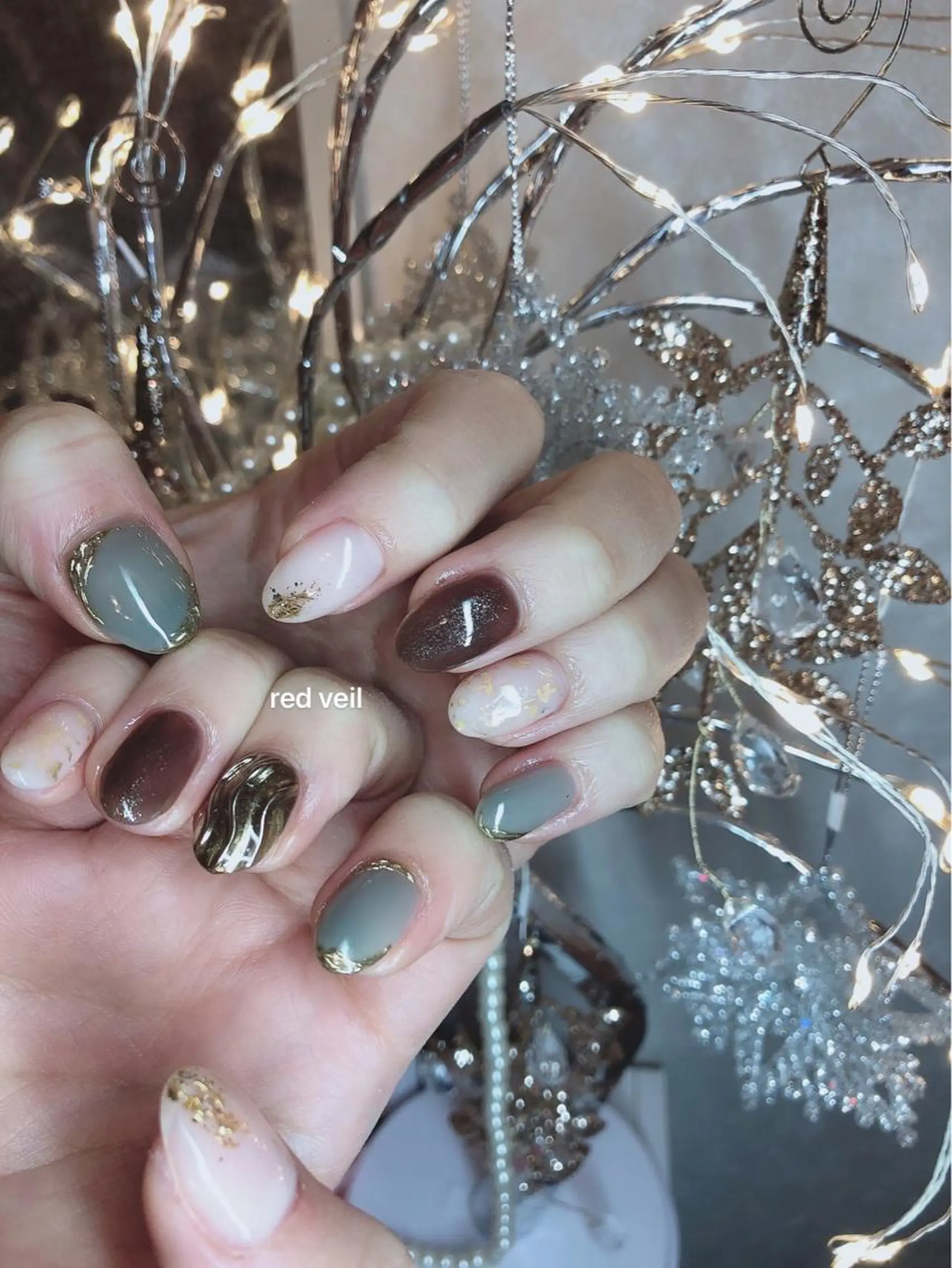 ミディアム ネイル ゴールド グリーン ラメ(グリッター) ミラーネイル 長さ出し専門 nynaのネイルデザイン