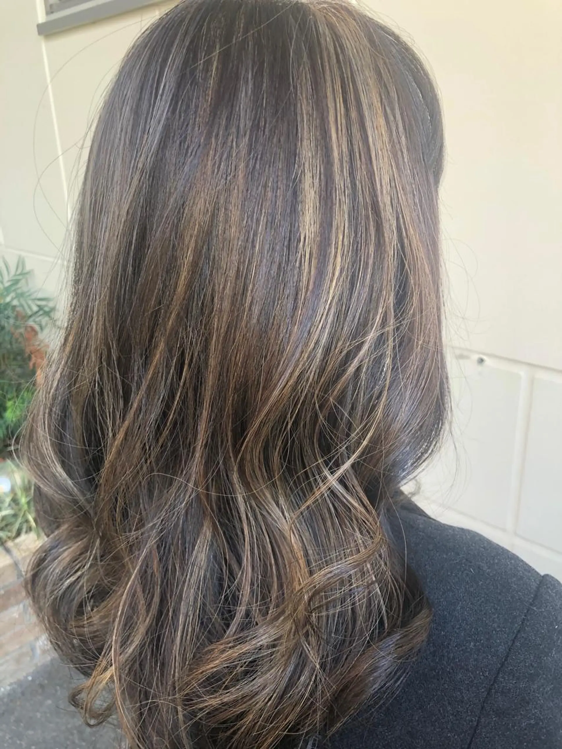 セミロング カラー ハイライトカラー 外国人風カラー ハイライト アロア登戸所属・こやま りほのヘアスタイル