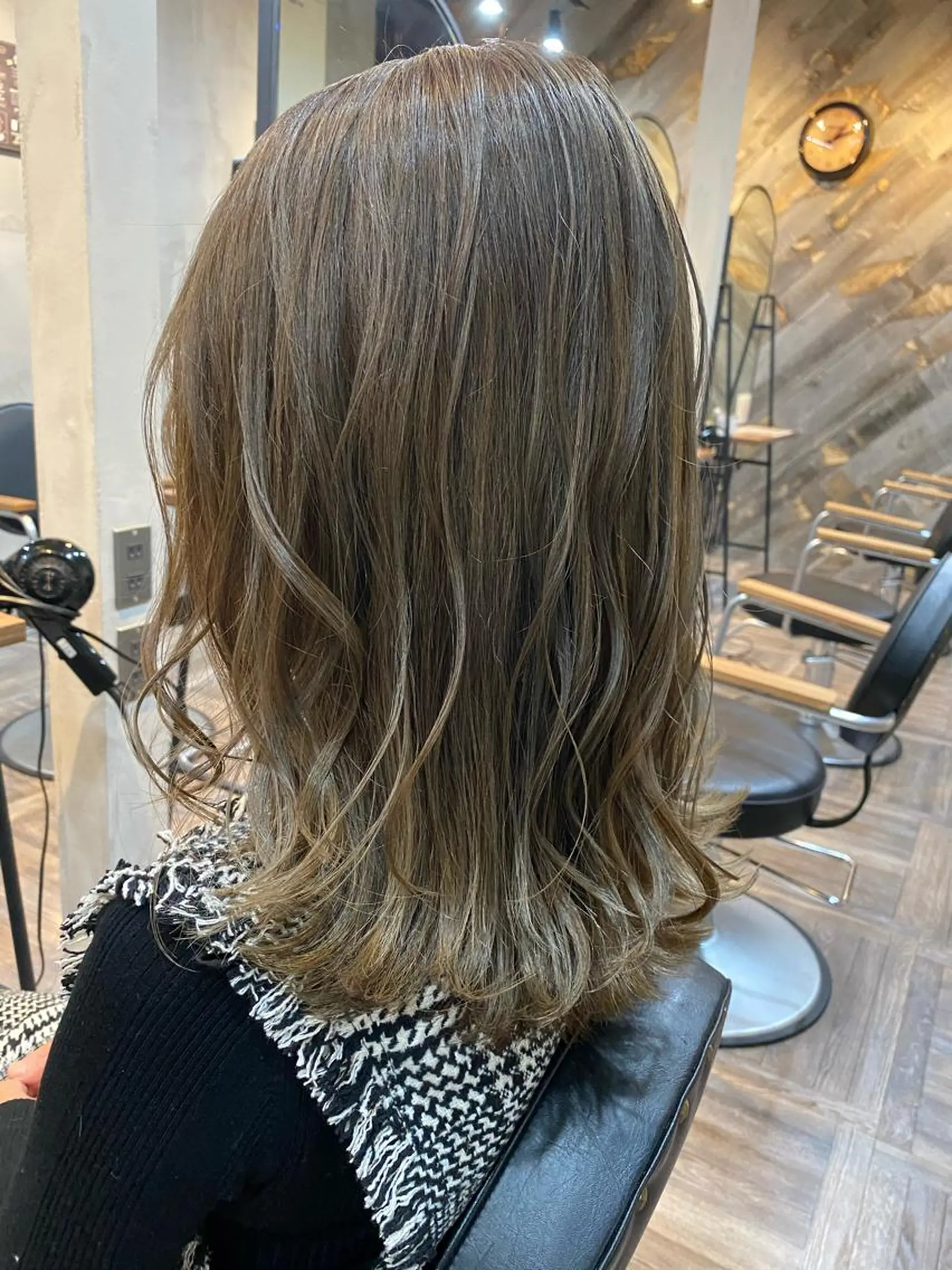 セミロング カラー 透明感カラー グラデーションカラー グレージュ 西岡 翼のヘアスタイル