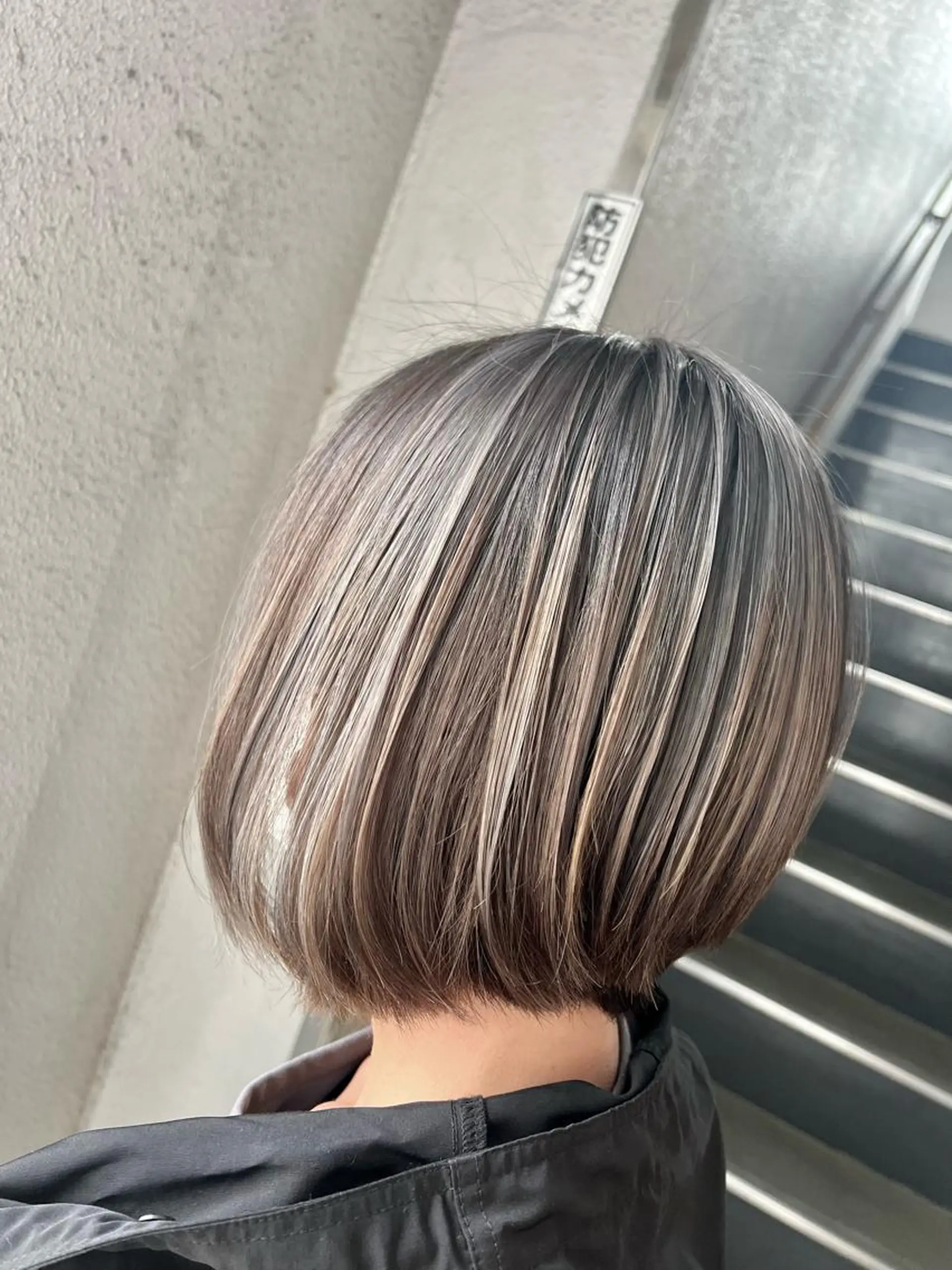 ショート カラー 前下がりボブ ブリーチ グレージュ ハイライトカラー ボブ カット ヘアカラー トリートメント Kazu .Kのヘアスタイル