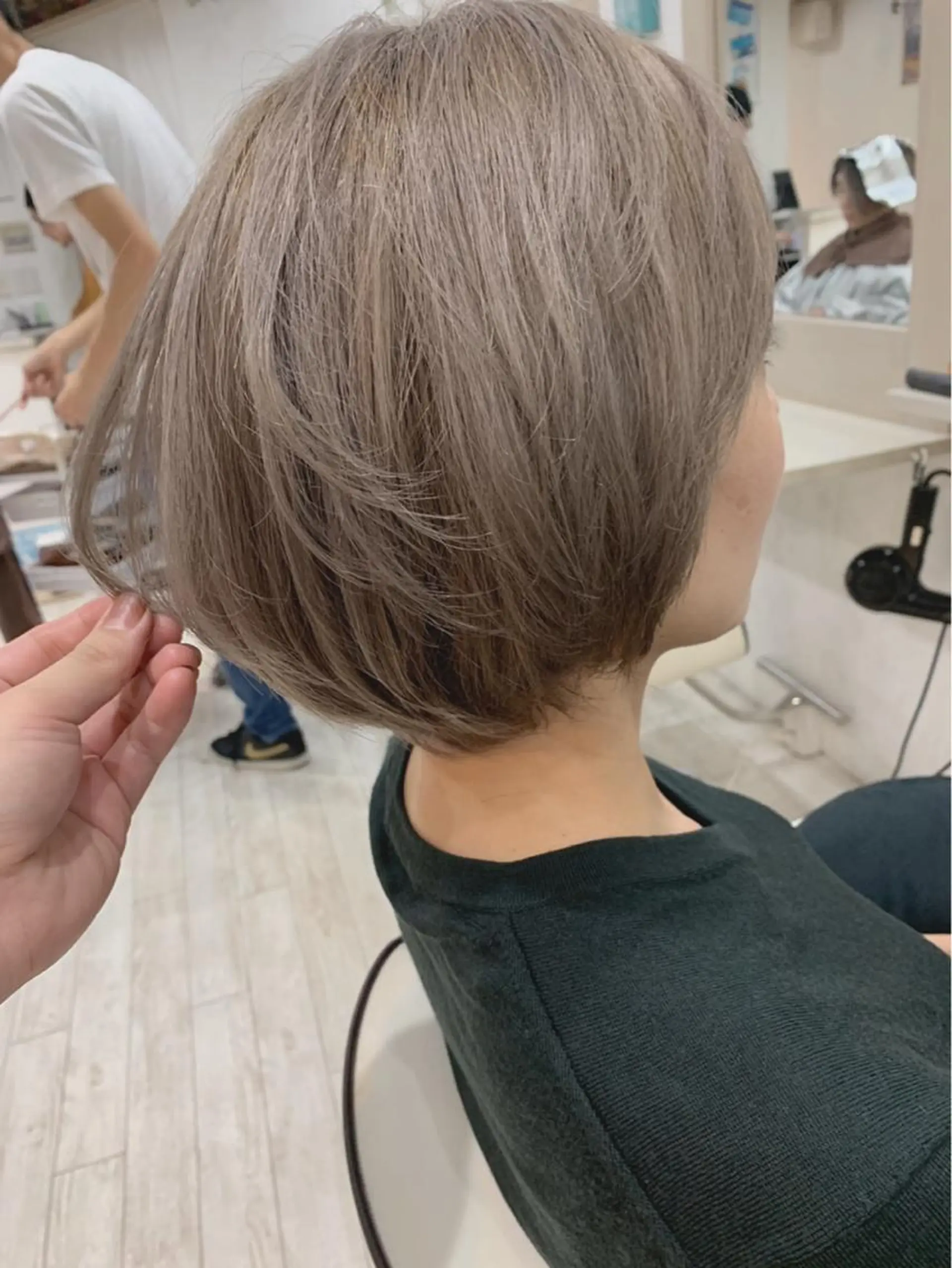 ショート カラー アッシュ バレイヤージュ ブリーチ デザインカラー グレージュ ヘアカラー トリートメント 京都大人女性ショート 徒歩1分/秋山のヘアスタイル