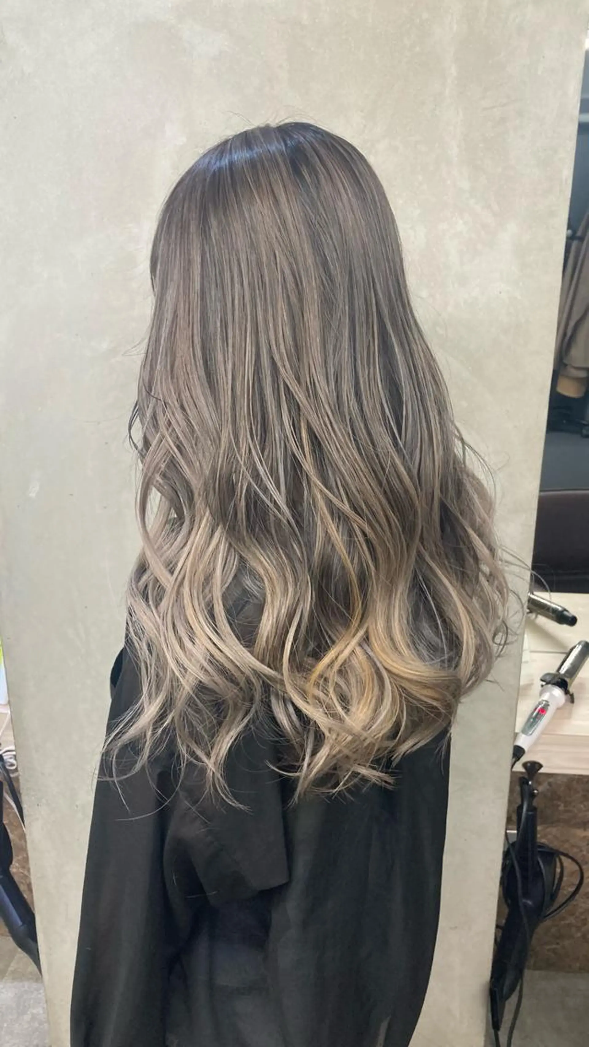 ロング カラー ベージュカラー ブリーチ シルバー シルバーベージュ カット ヘアカラー ブリーチ&似合せボブ 田中寛十のヘアスタイル