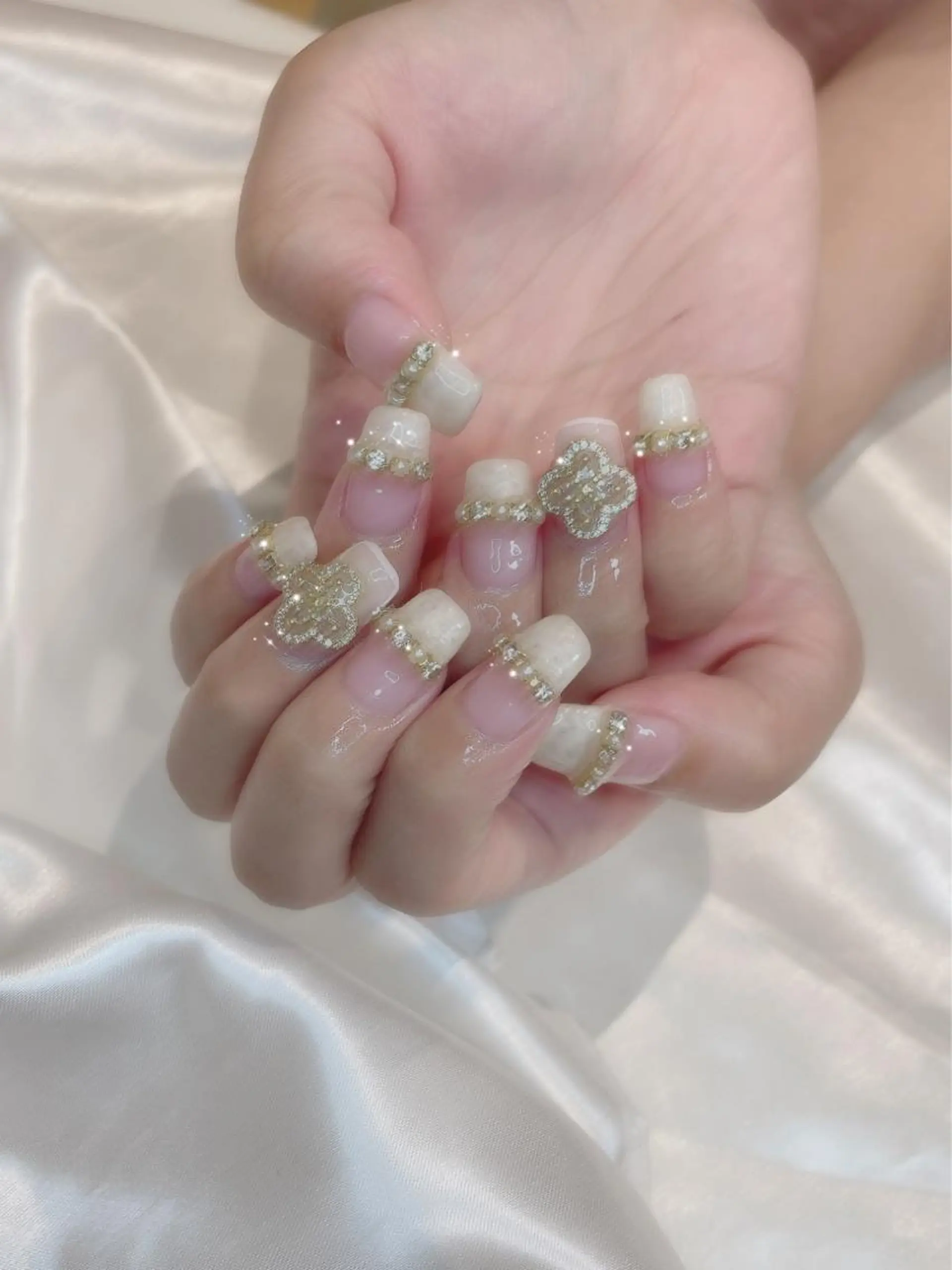 ネイル 𝘙𝘪𝘰𝘯𝘢 ...🕯🤍のネイルデザイン