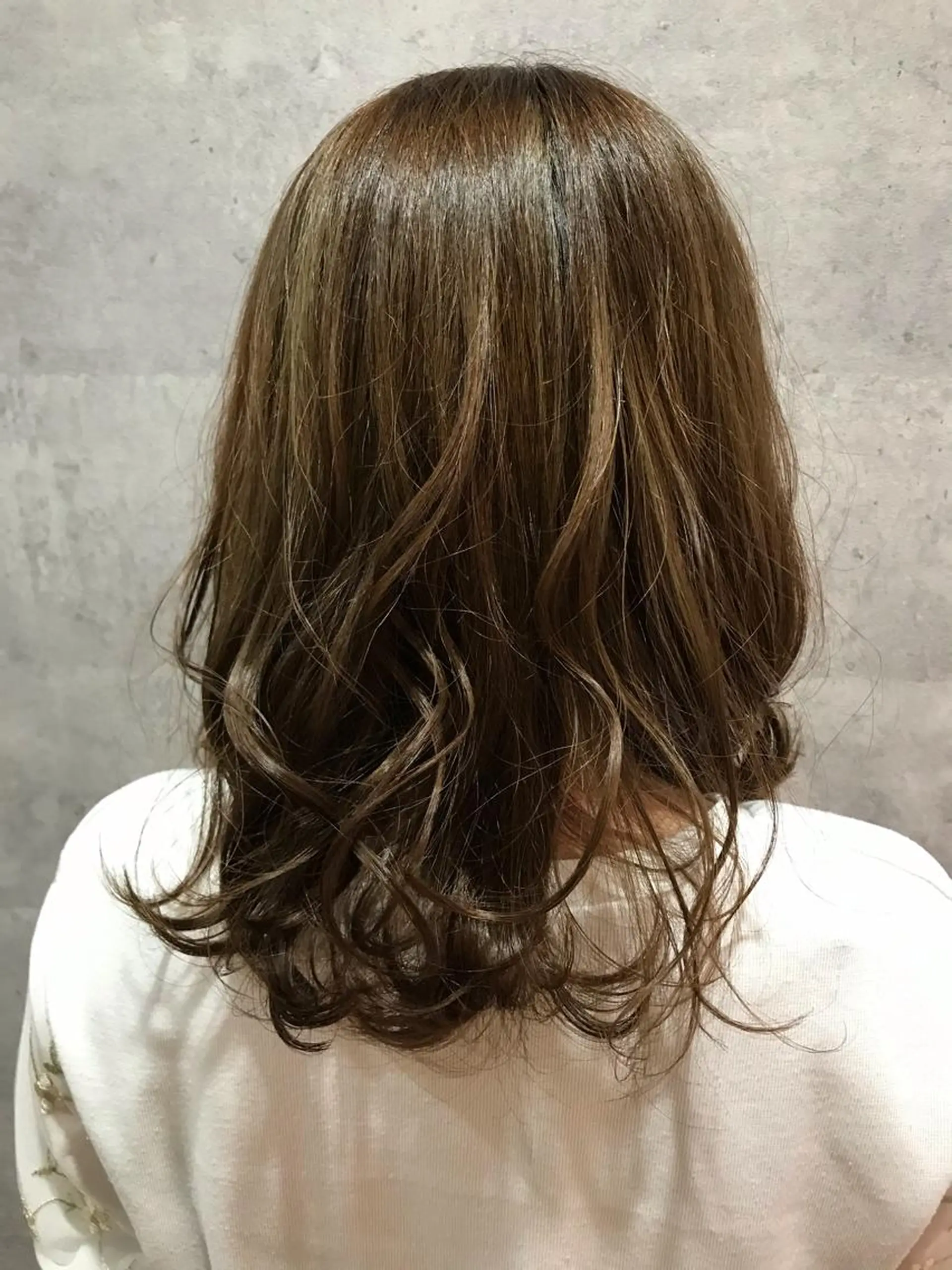 ミディアム 松本 美香のヘアスタイル