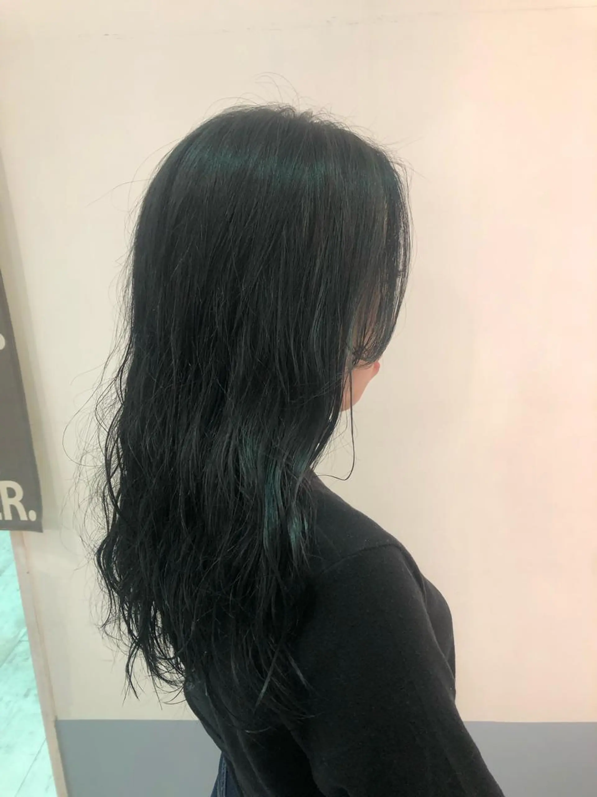 ロング カラー パーマ 黒髪 ブルーカラー ブルーブラック デジタルパーマ 💐宮坂 歩💐のヘアスタイル