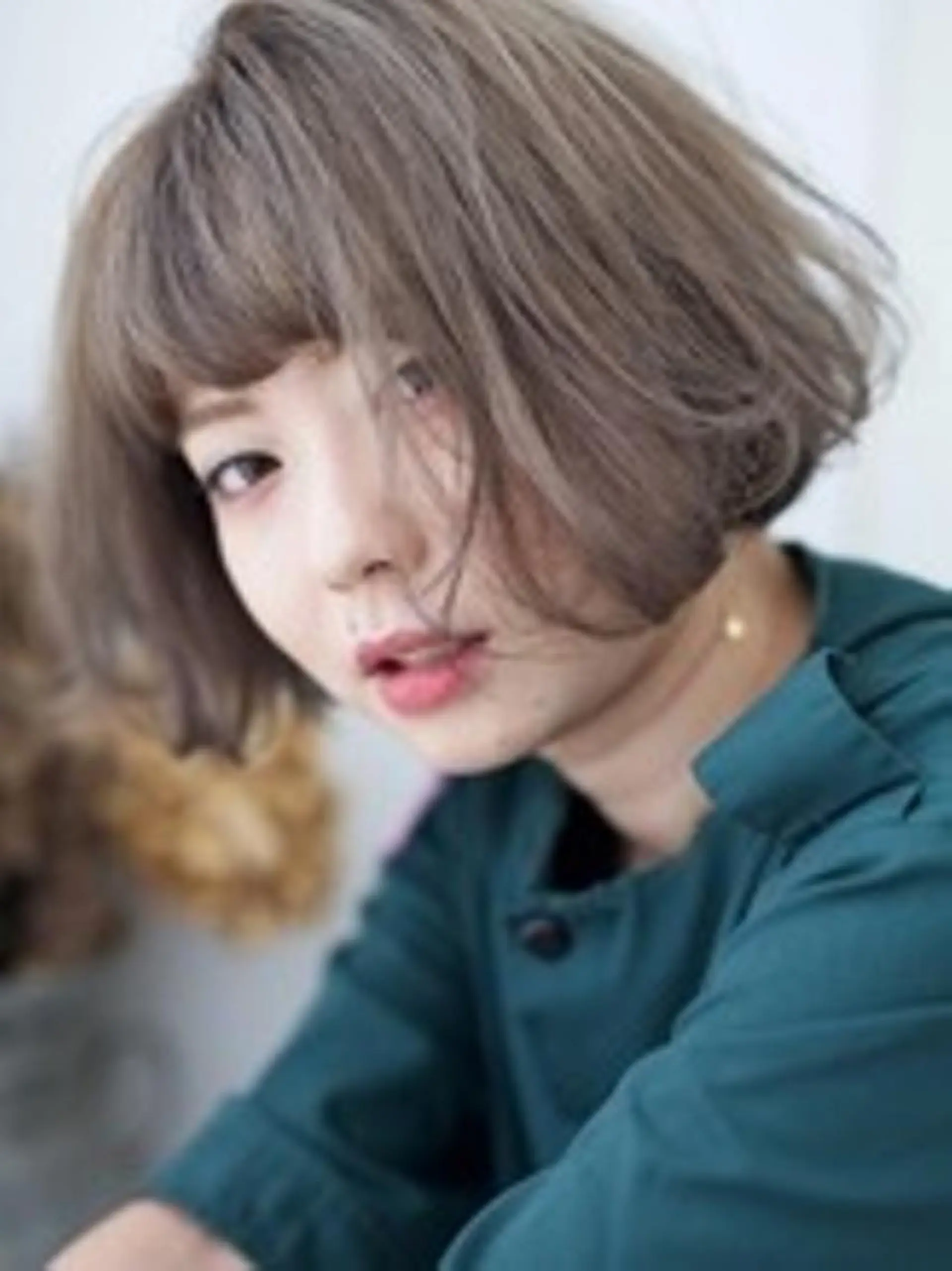 ショート カラー ブリーチ fio マナミのヘアスタイル