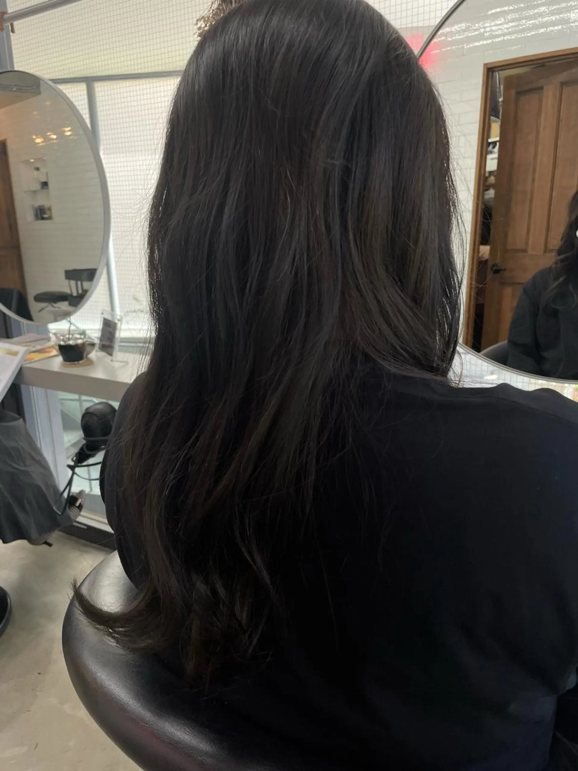 ロング カラー アディクシーカラー アッシュ シルバー シルバーアッシュ ロング やすだ しおりのヘアスタイル