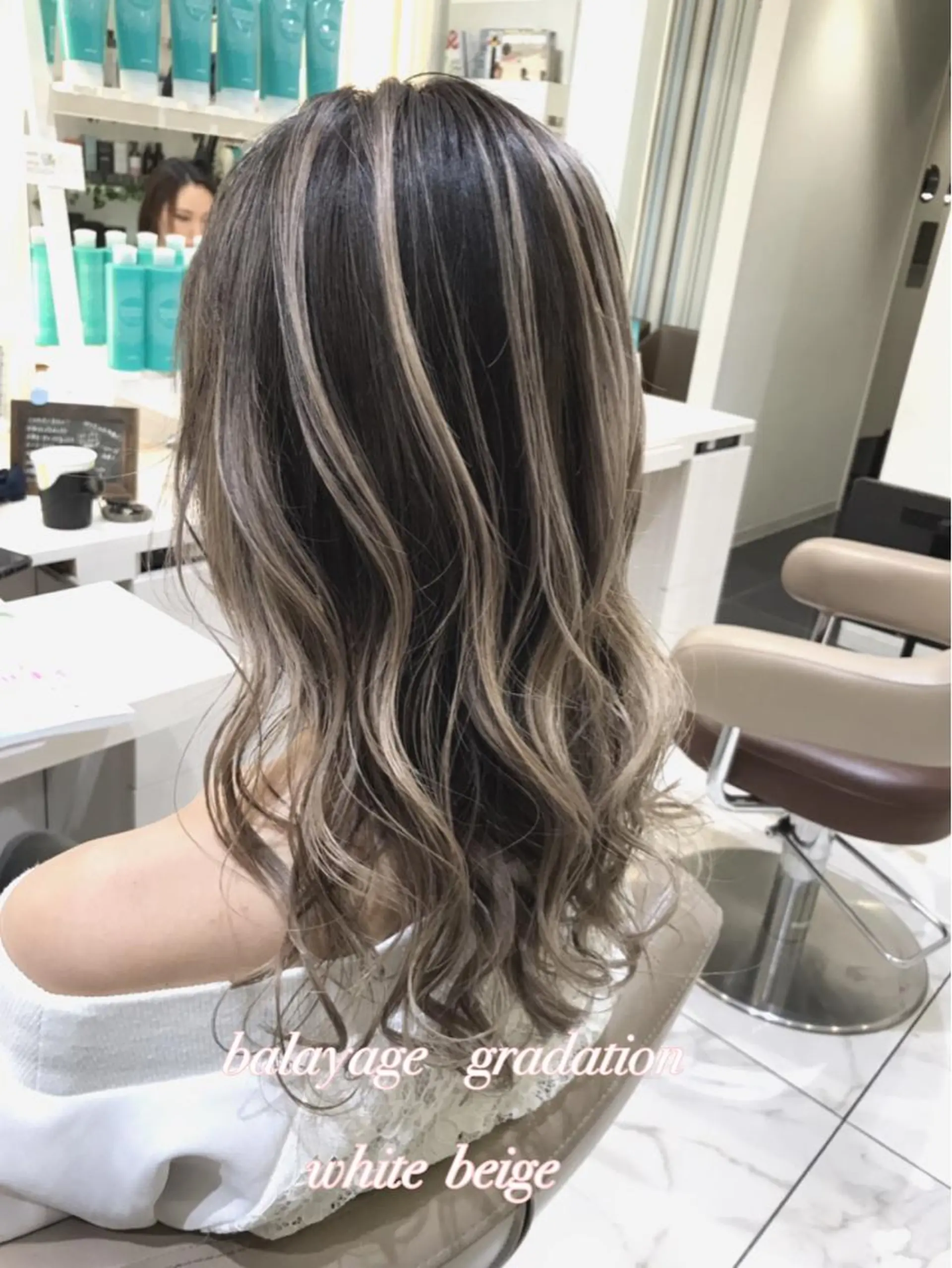 ミディアム カラー バレイヤージュ ベージュカラー グラデーションカラー ホワイトベージュ レイヤーカット カット ヘアカラー 山崎俊輔/髪質改善 /バレイヤージュのヘアスタイル