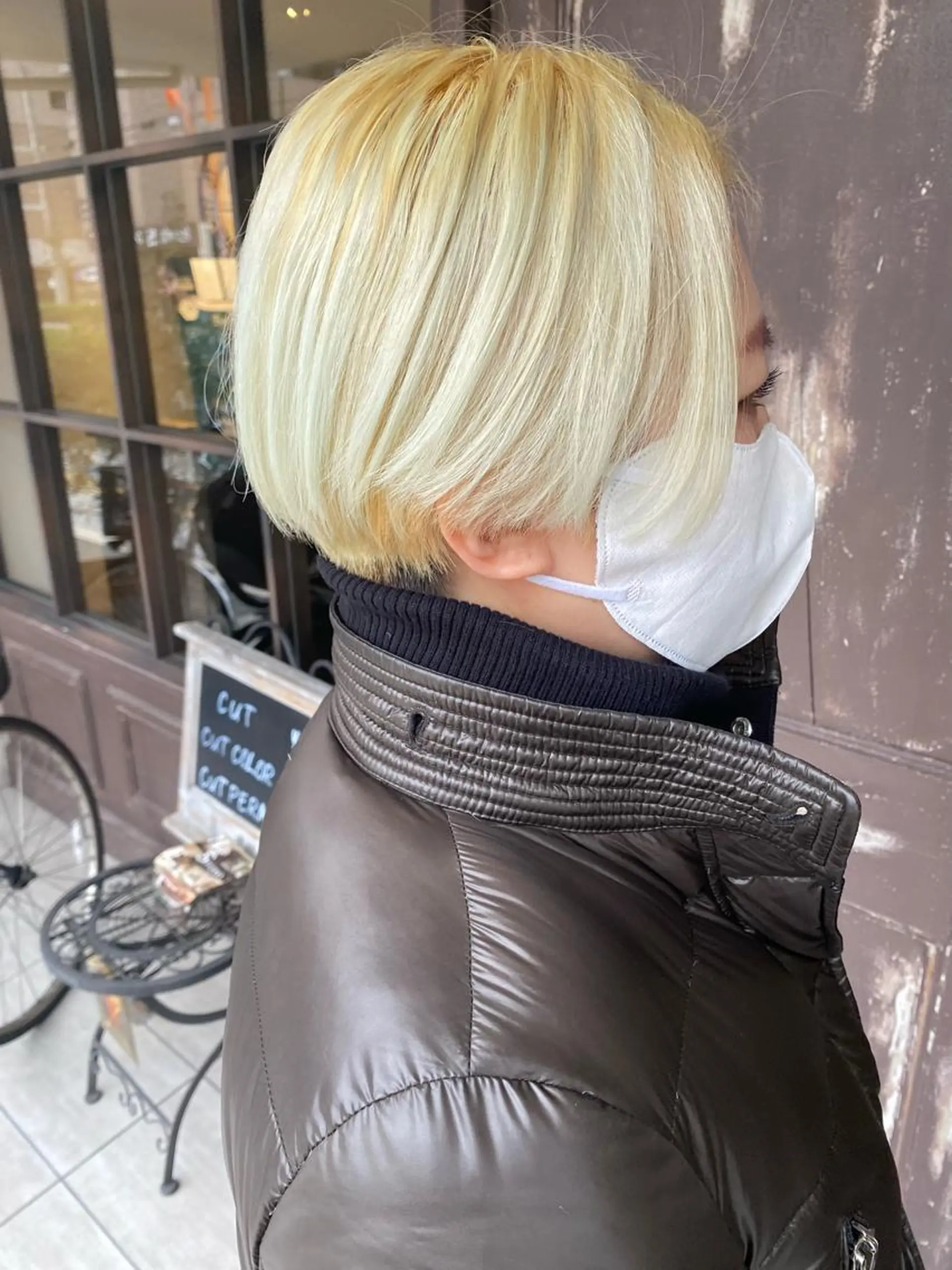 ショート カラー 抜きっぱなしブロンド ブロンド 川越 輝梨奈のヘアスタイル