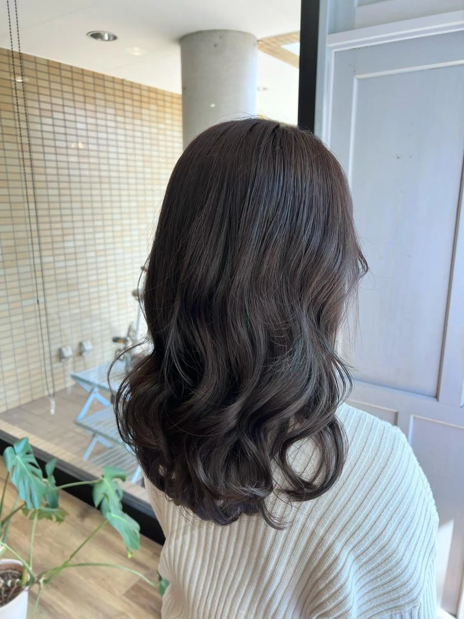 ロング カラー ブリーチ ダークグレー ダークグレージュ グレージュ ヘアカラー トリートメント ツキダテ ユイのヘアスタイル
