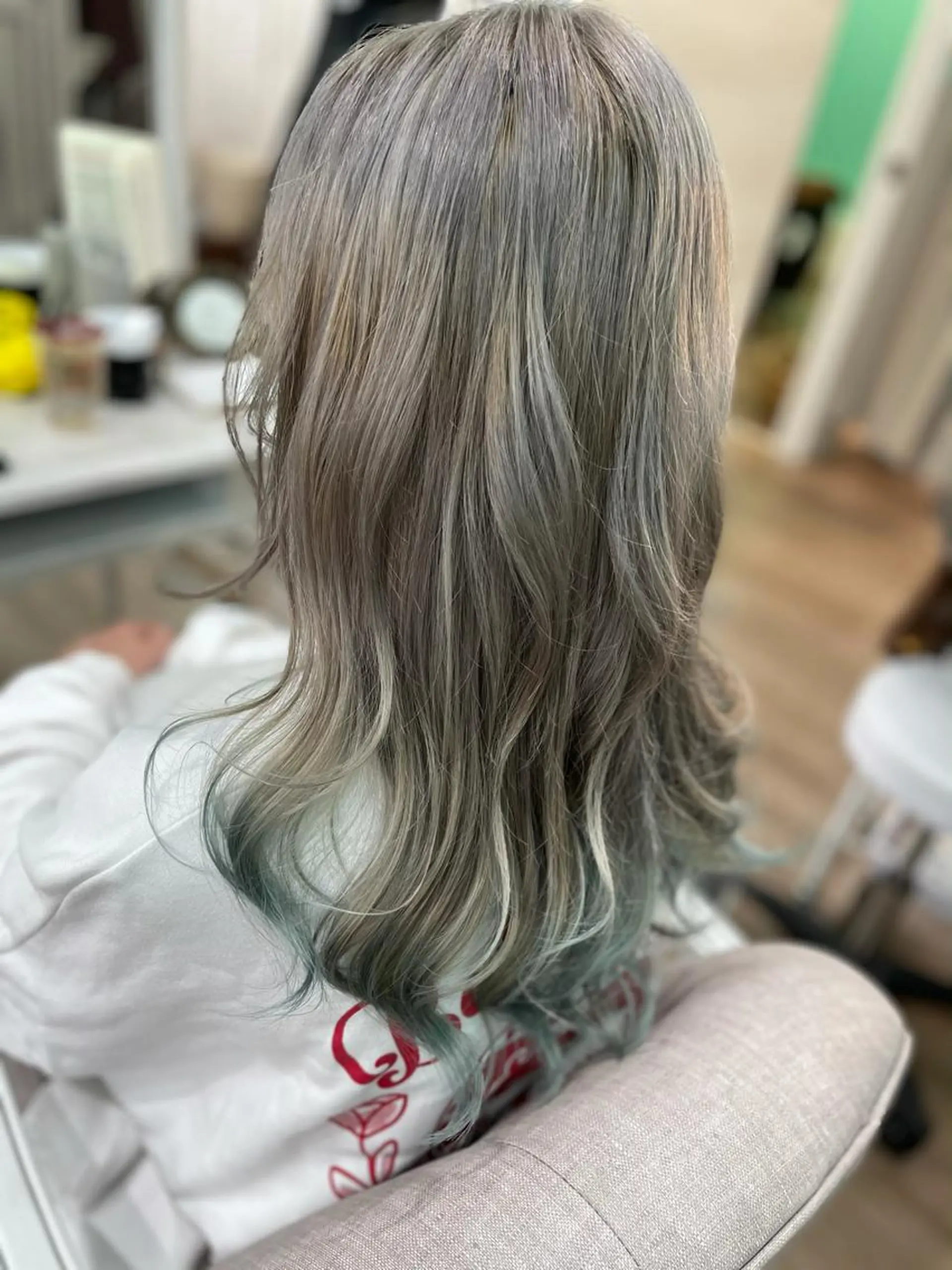 ロング ハイライト ヘアカラー トリートメント 🐆アンドウ チカコ🦓のヘアスタイル