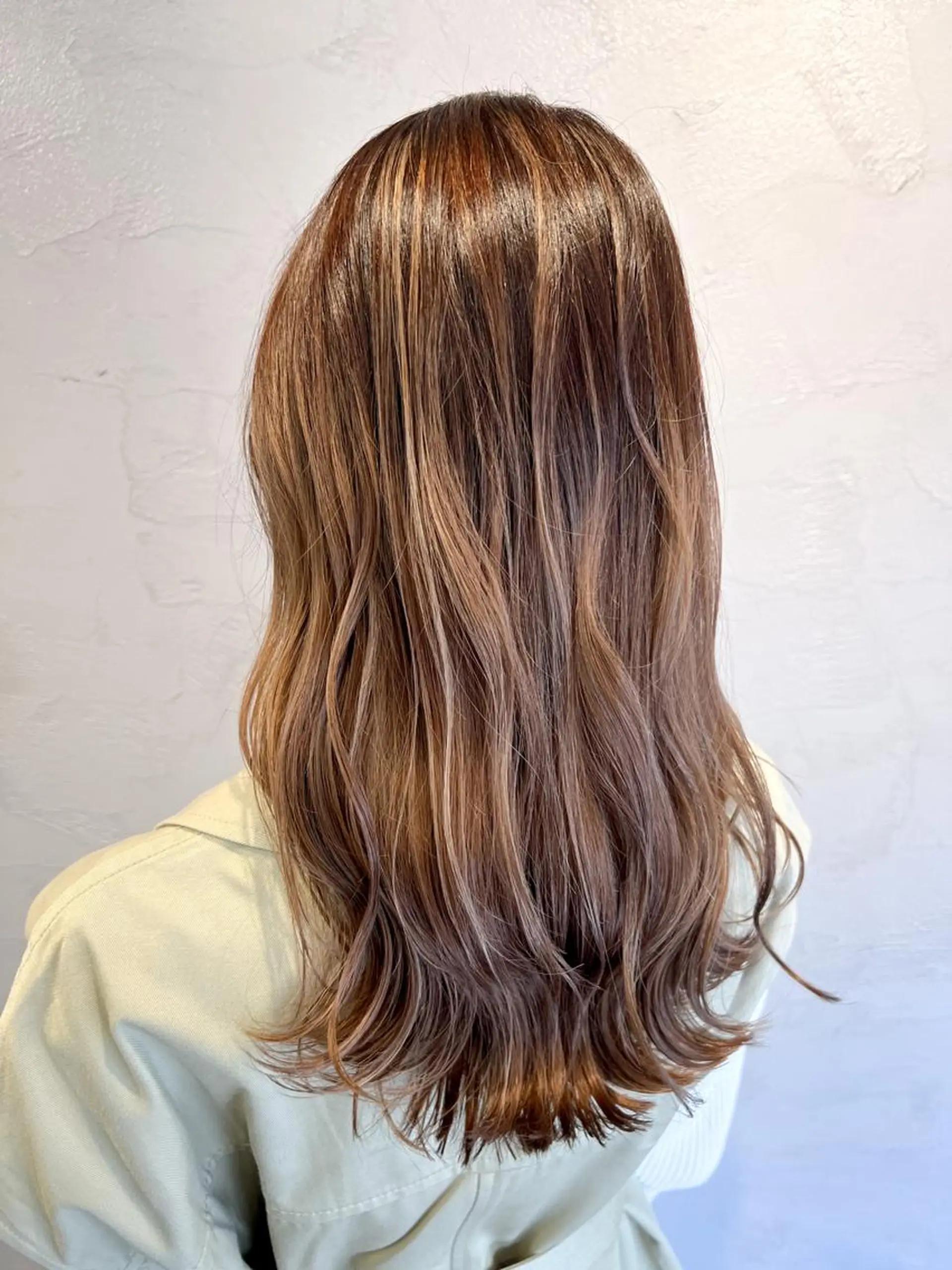 セミロング カラー ベージュカラー ハイライトカラー ミルクティーベージュ ハイライト Bei Licoldo.Atole  ベイリコルド アトリ所属・ブリーチ、縮毛 髪質改善　宮城一真のヘアスタイル
