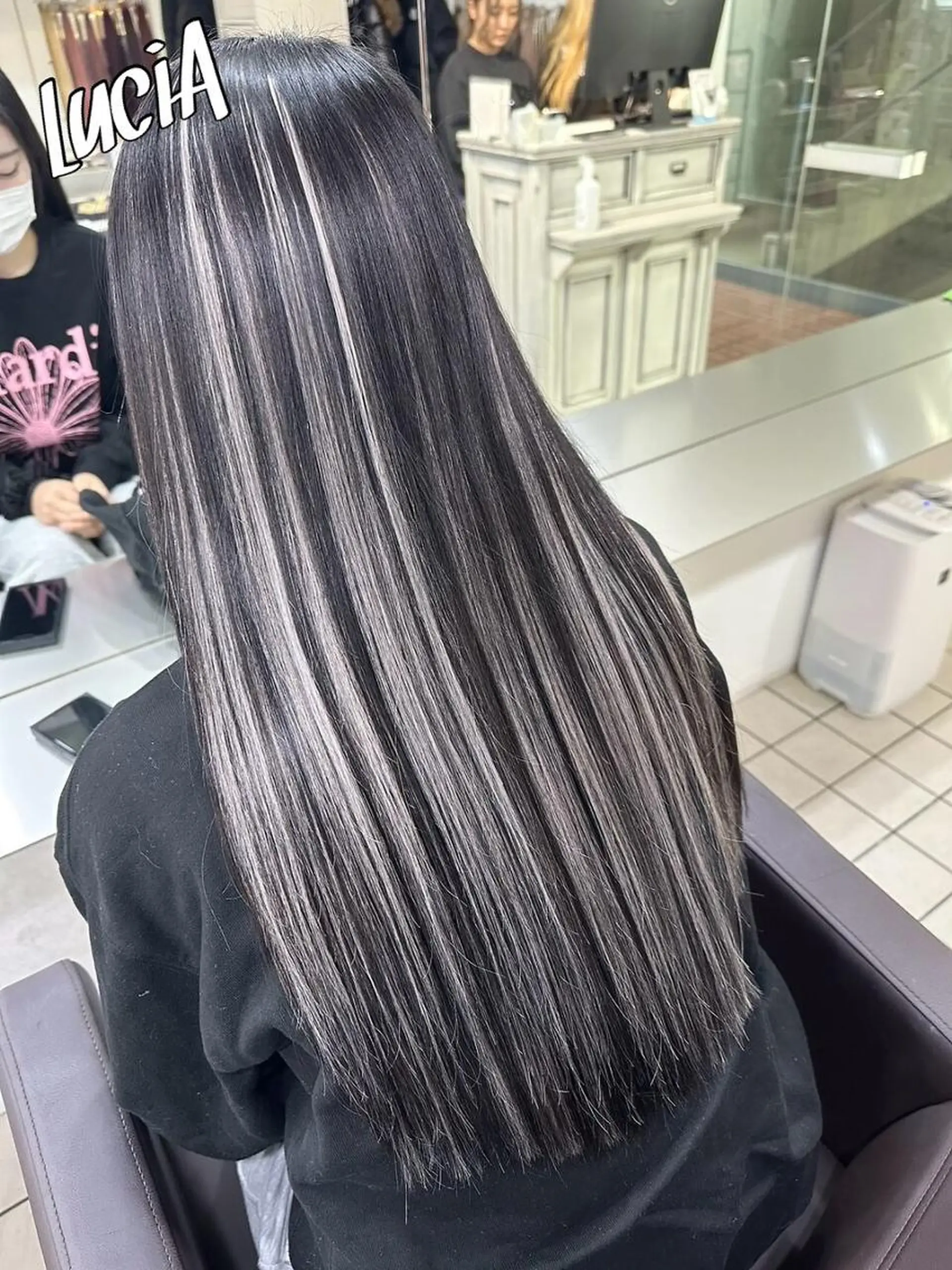 ロング カラー ヘアアレンジ シールエクステ 黒髪 ダブルカラー ハイトーンカラー エクステ LuciAエクステ カラー3000セラのヘアスタイル