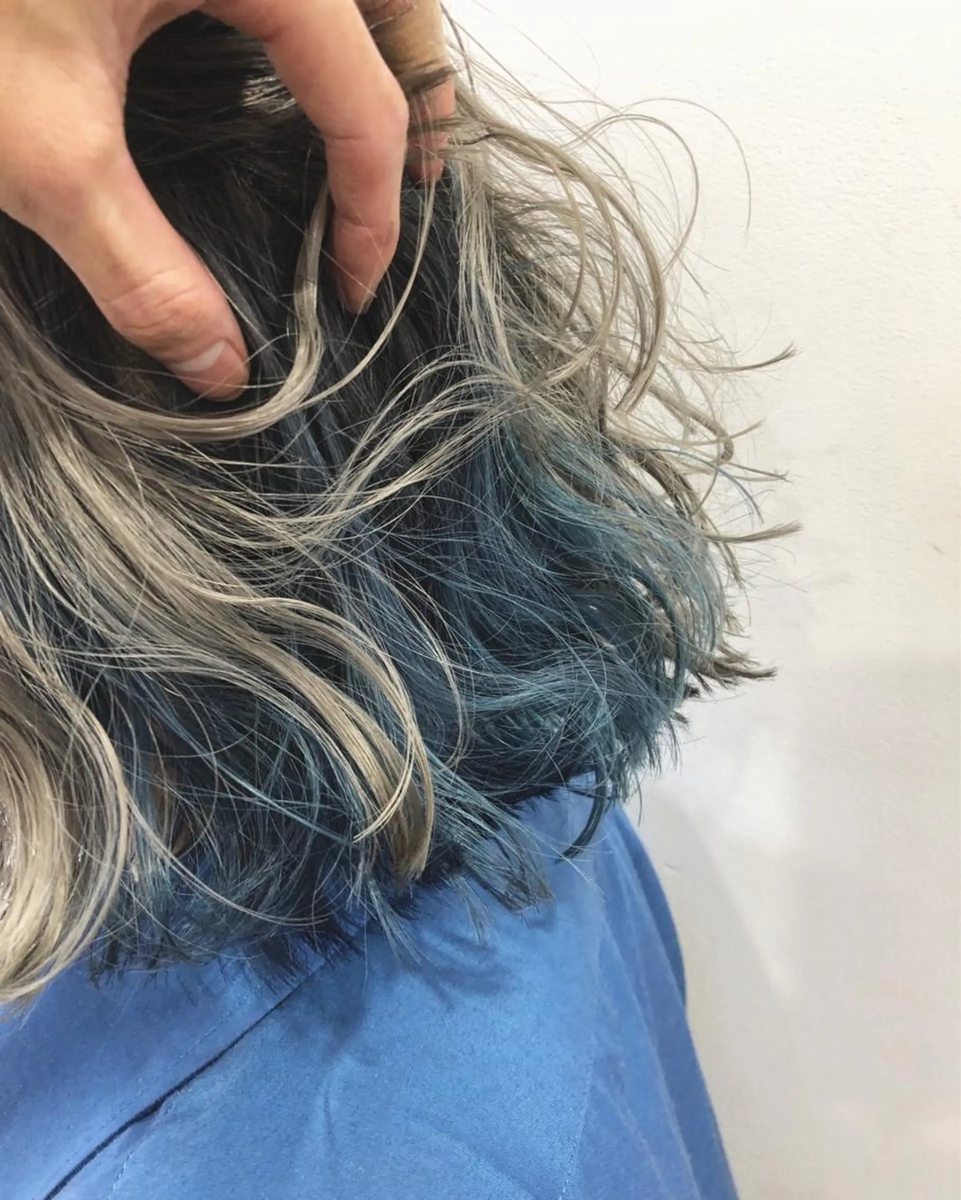 ショート カラー ブリーチ ブルーカラー ニシオカ タクヤのヘアスタイル