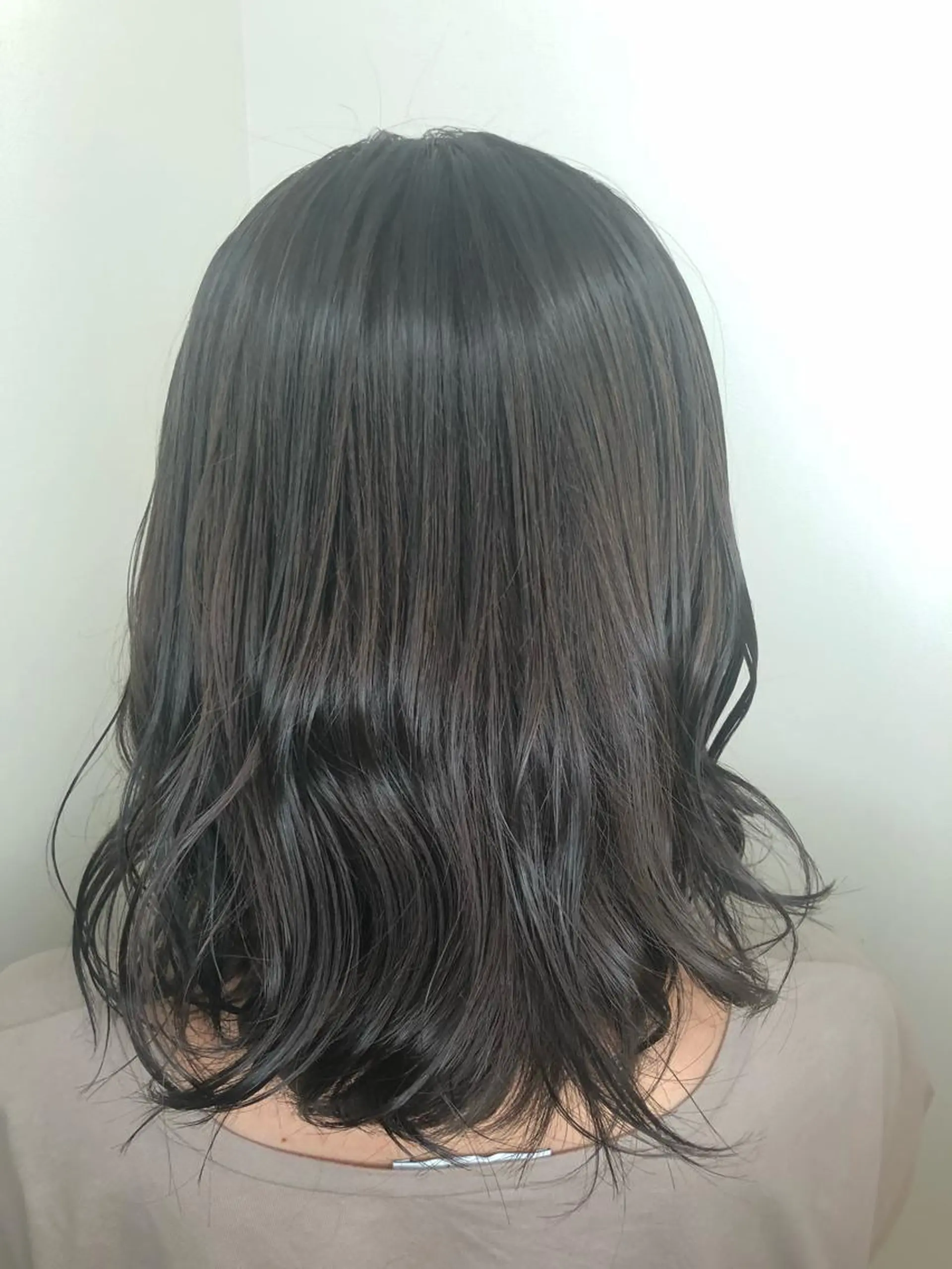 セミロング カラー ウルフカット／吉村 桃子のヘアスタイル