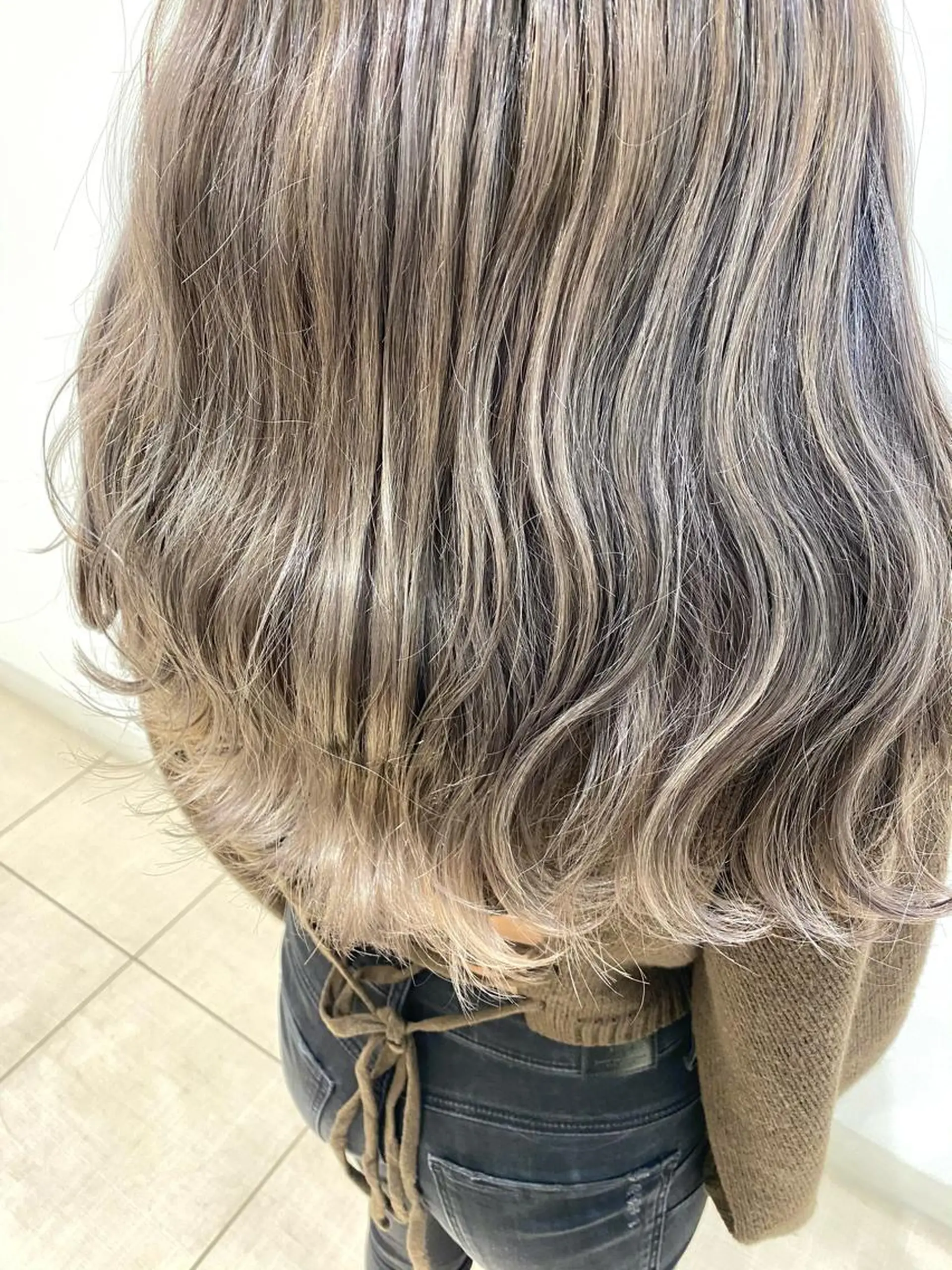 ロング カラー ベージュカラー ハイトーンカラー シルバー シルバーベージュ ロング ヘアカラー 韓国風愛されヘア 🇰🇷RITO🎀のヘアスタイル