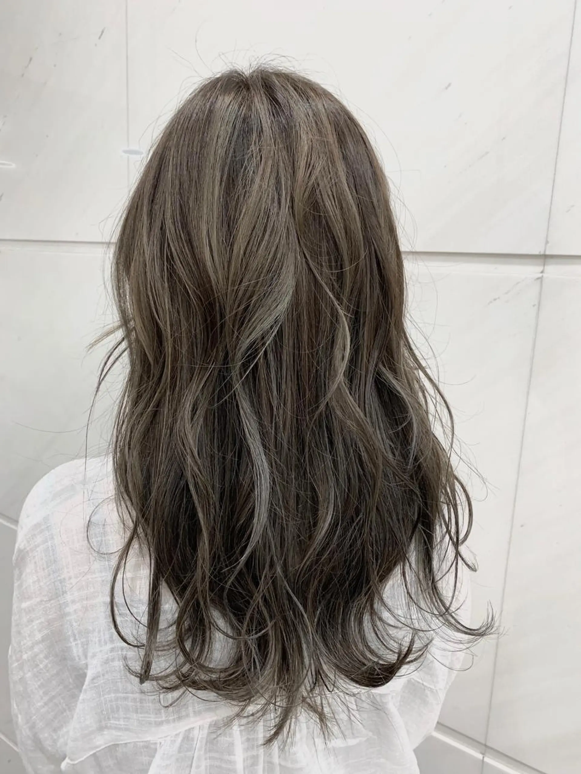 セミロング ハイライト 髪質改善＆ハイトーンカラー Cica神戸三宮元町店所属・福田 美波のヘアスタイル