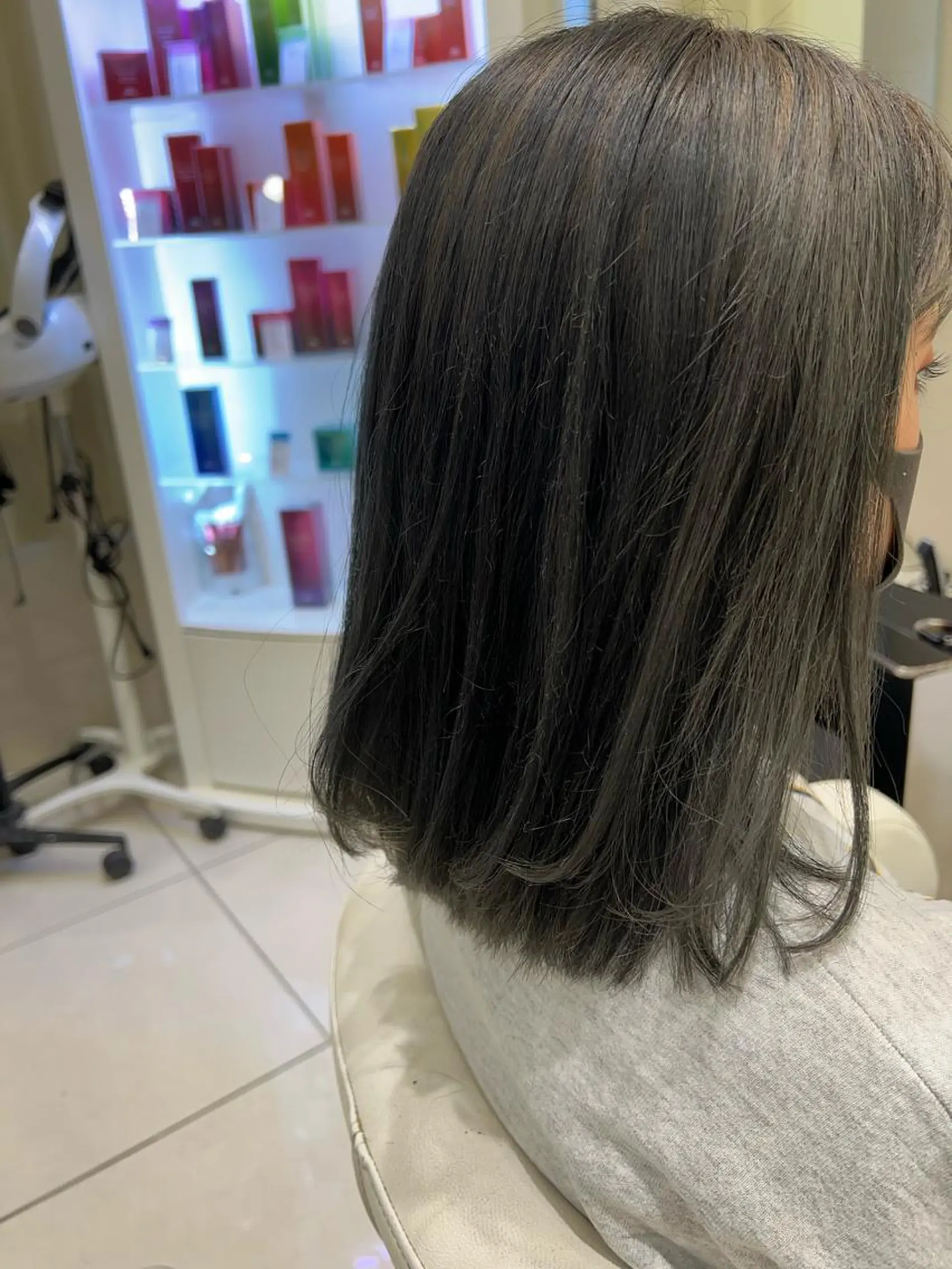 ミディアム アッシュ ヘアカラー トリートメント ☃️顔周りレイヤー グレージュSHUTOのヘアスタイル