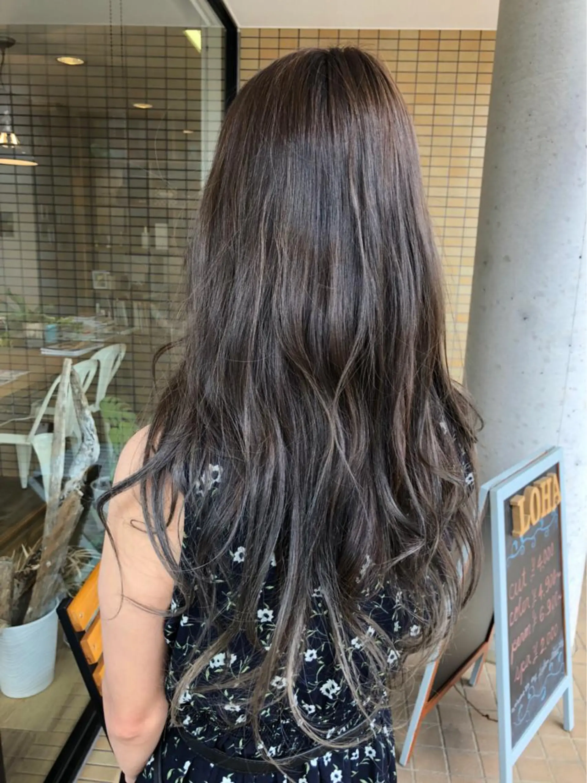 ロング カラー アッシュ ブリーチ ブルーカラー 透明感カラー ハイトーンカラー ヘアカラー トリートメント ツキダテ ユイのヘアスタイル